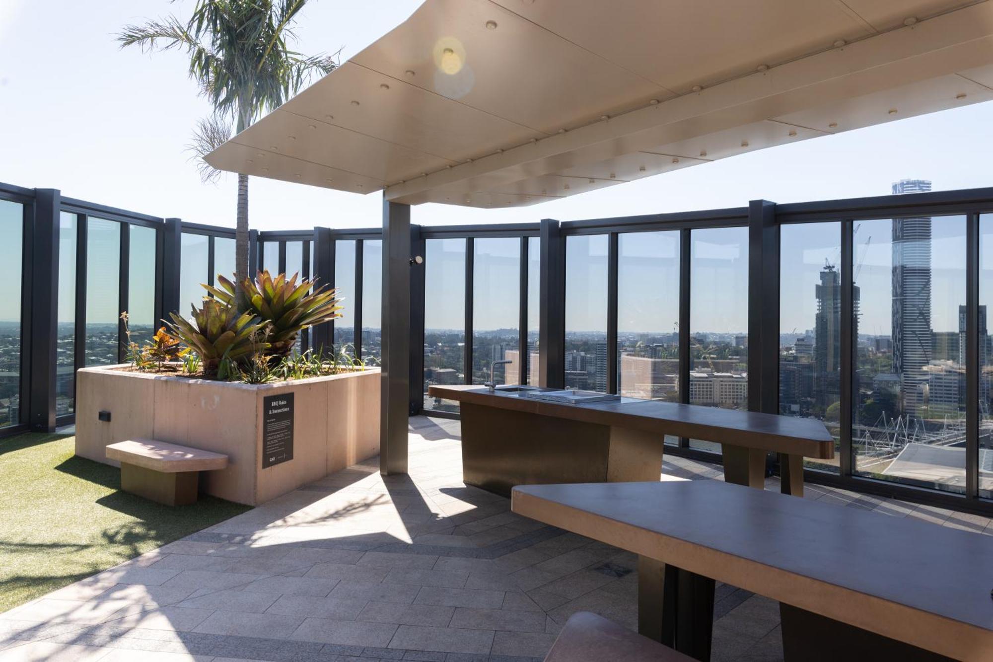 Spectacular Views, King Bd Single Bed & Parking Apartment