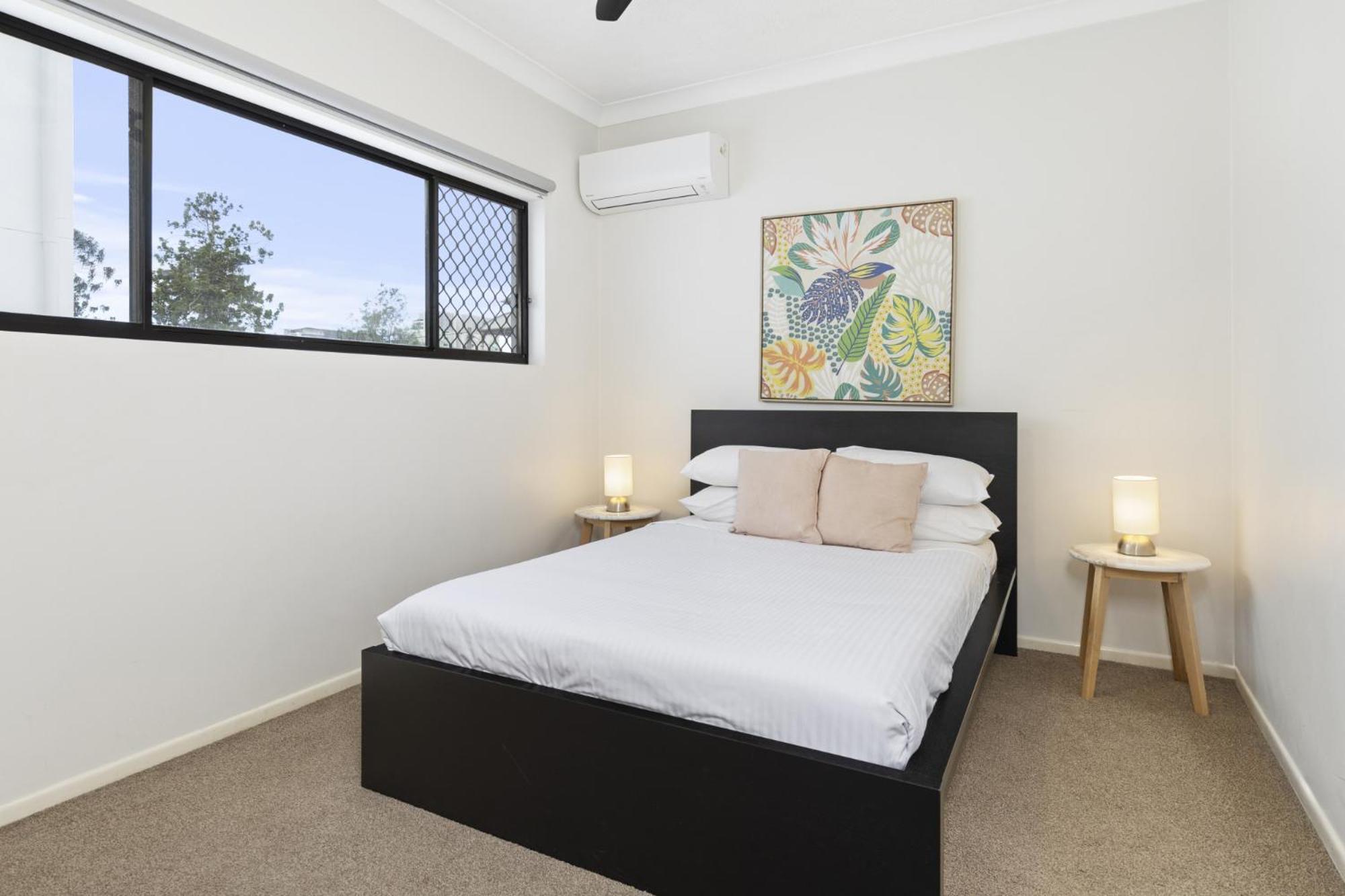 Apartment 2-bed Urban Haven With Parking And Balcony