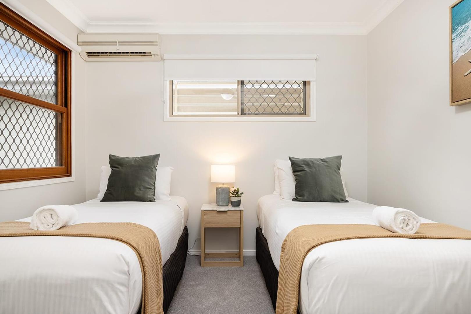 Large Family Pool In Taringa 6km To Cbd Pets