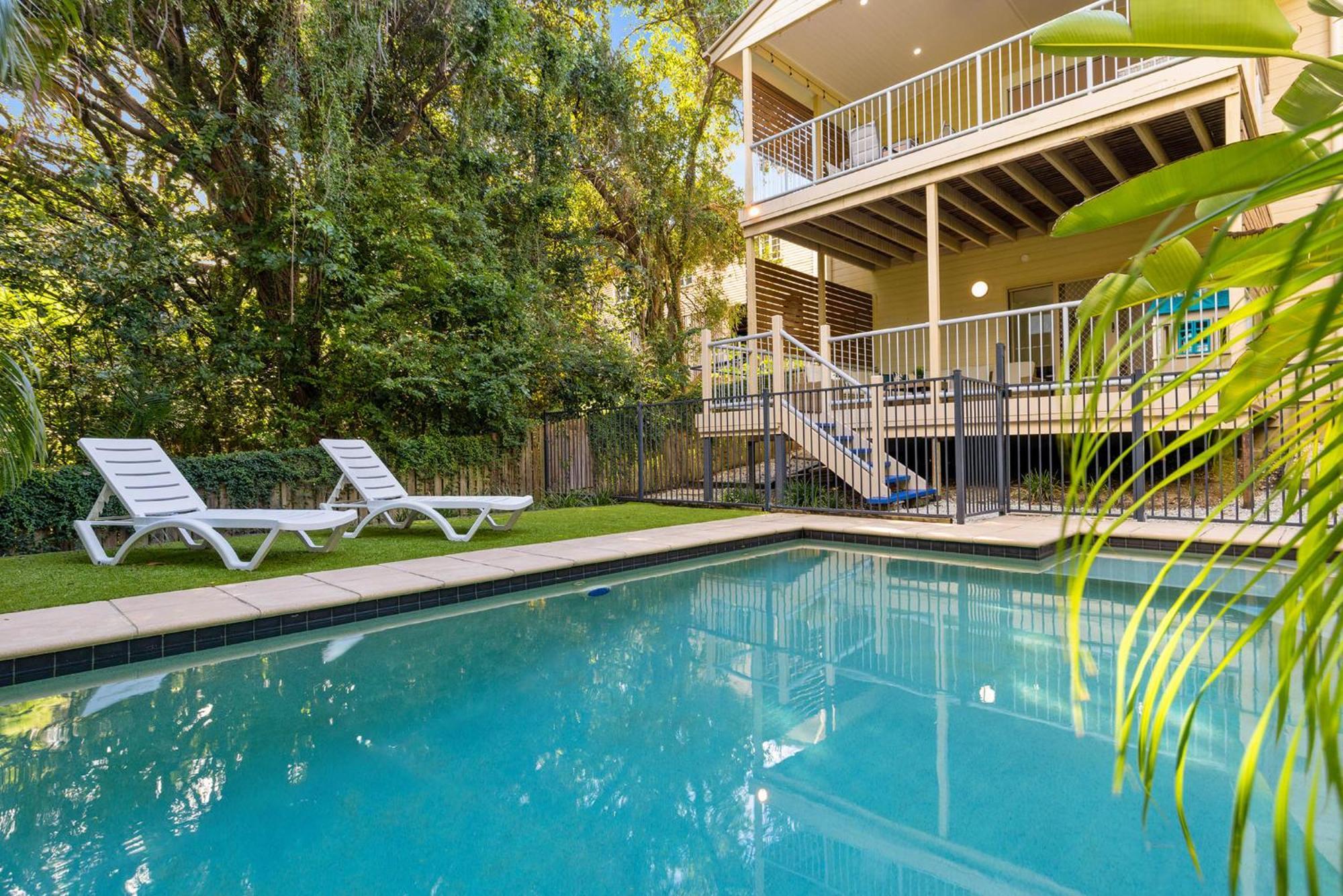 Large Family Pool In Taringa 6km To Cbd Pets Holiday home