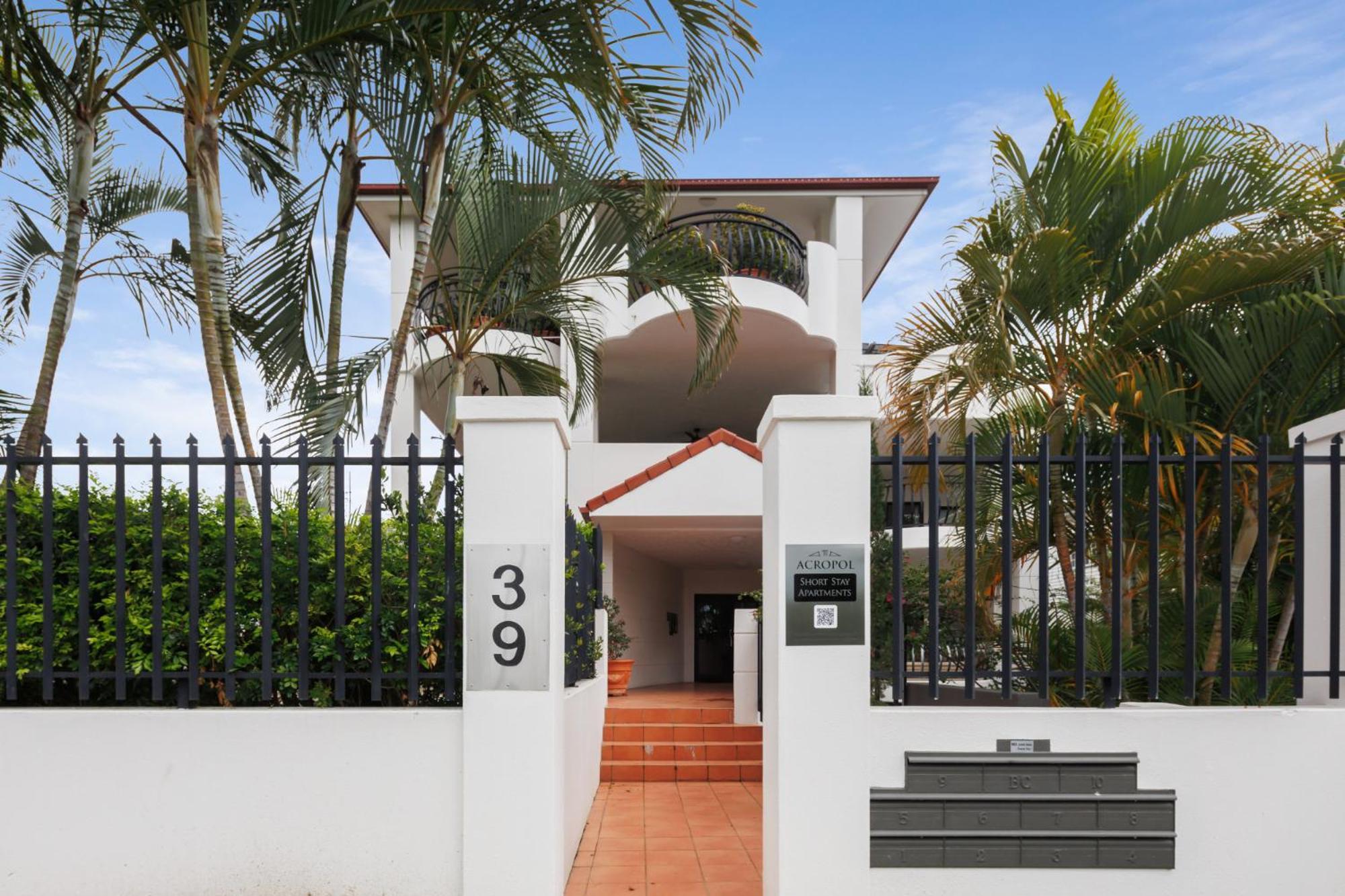 Modern 2-bed Unit With Parking In South Apartment