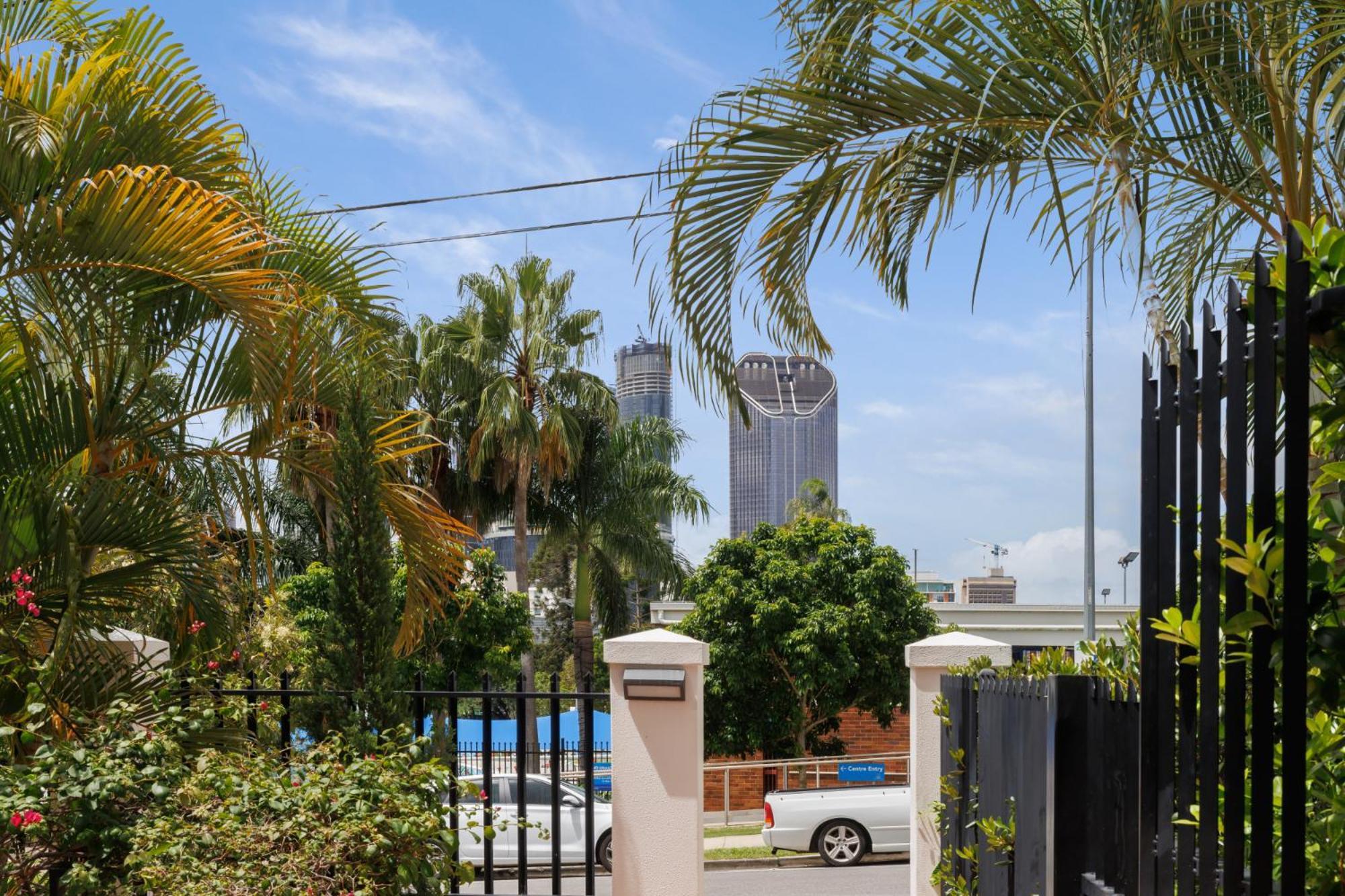 Modern 2-bed Unit With Parking In South * Brisbane