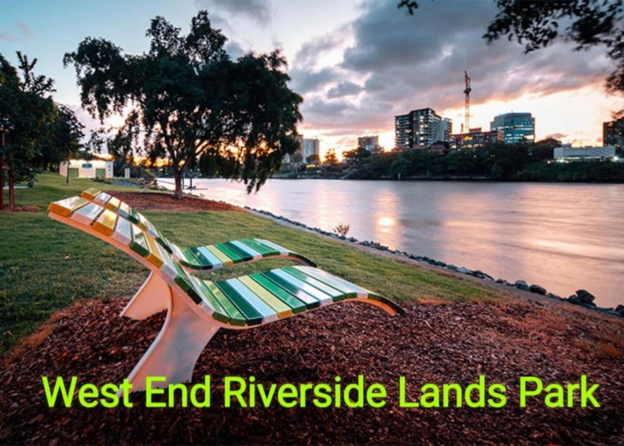 Modern 3br Riverside W Parking Near Shops And Park Apartment Brisbane