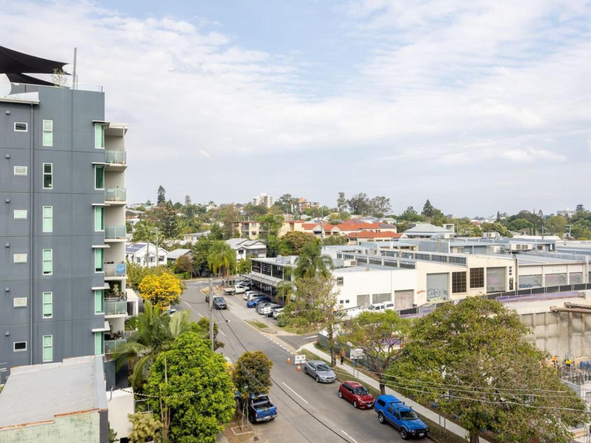 Modern 3br Riverside W Parking Near Shops And Park Apartment *