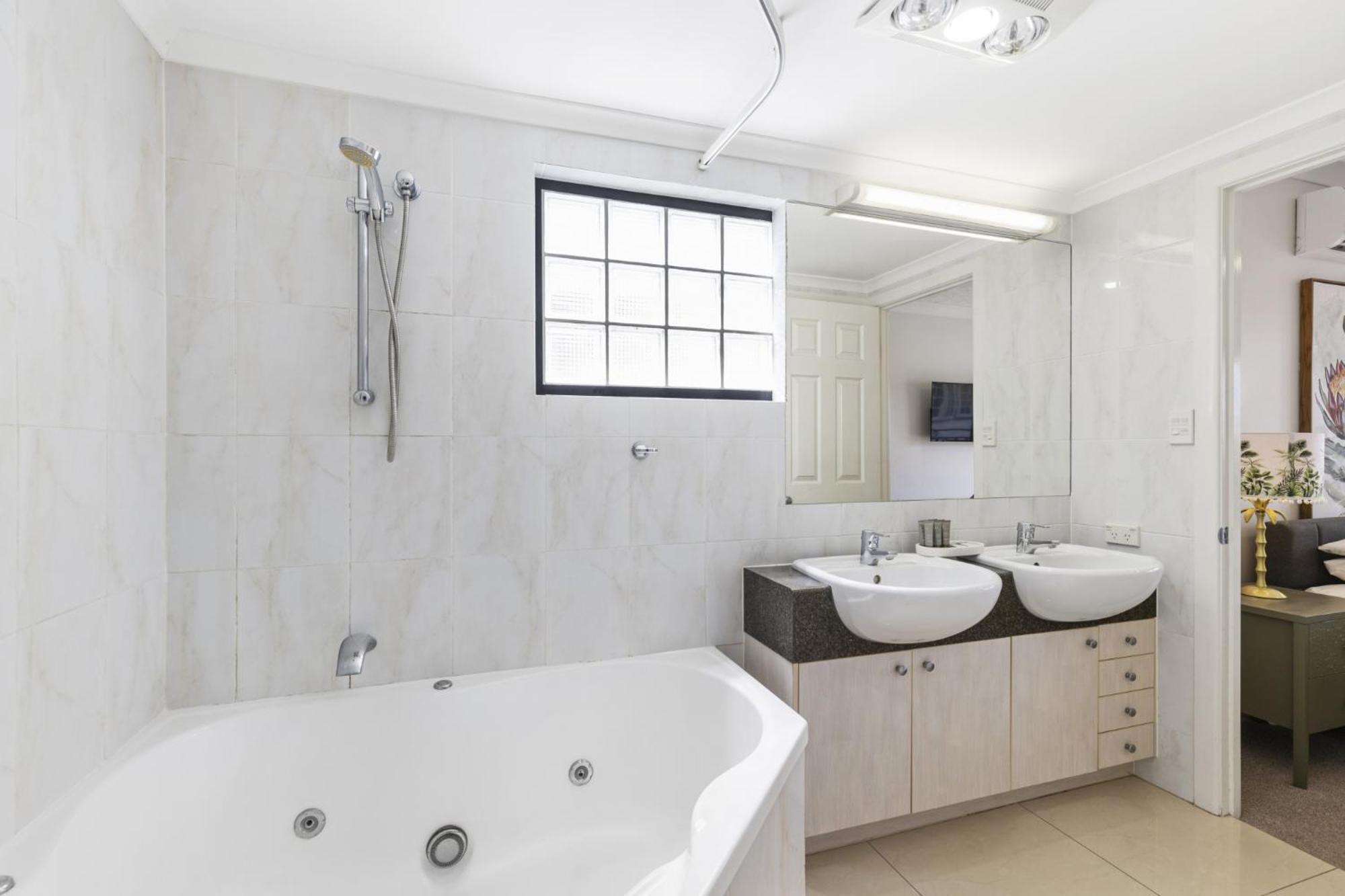 Apartment South 2-bed With Views & Parking Brisbane