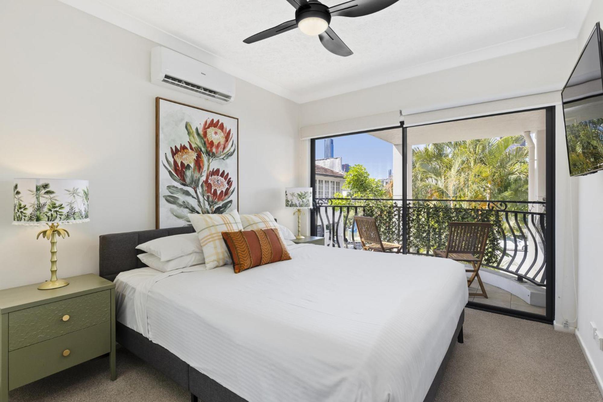Apartment South 2-bed With Views & Parking *