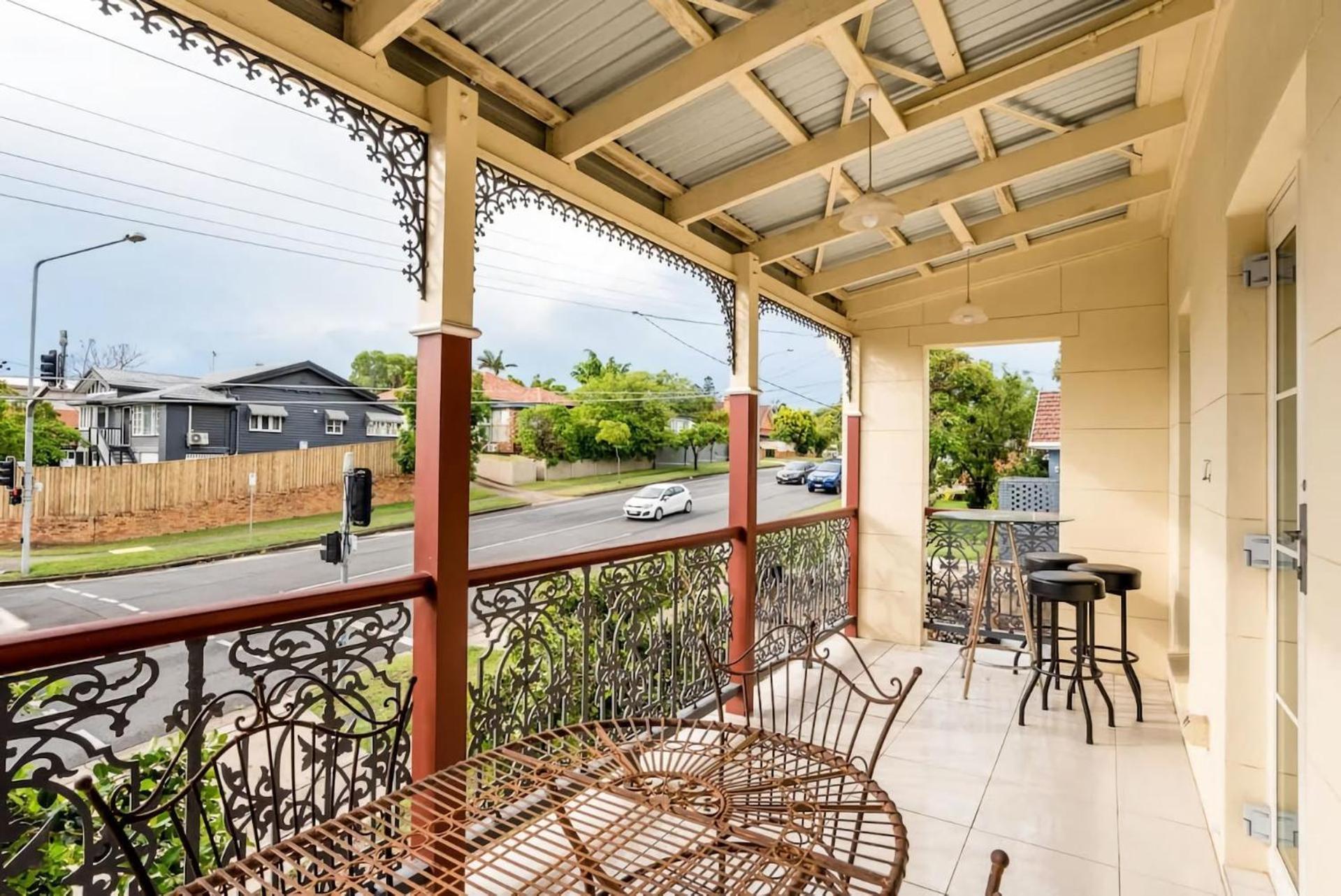 Contemporary 2br Escape Upper Level Sanctuary Brisbane