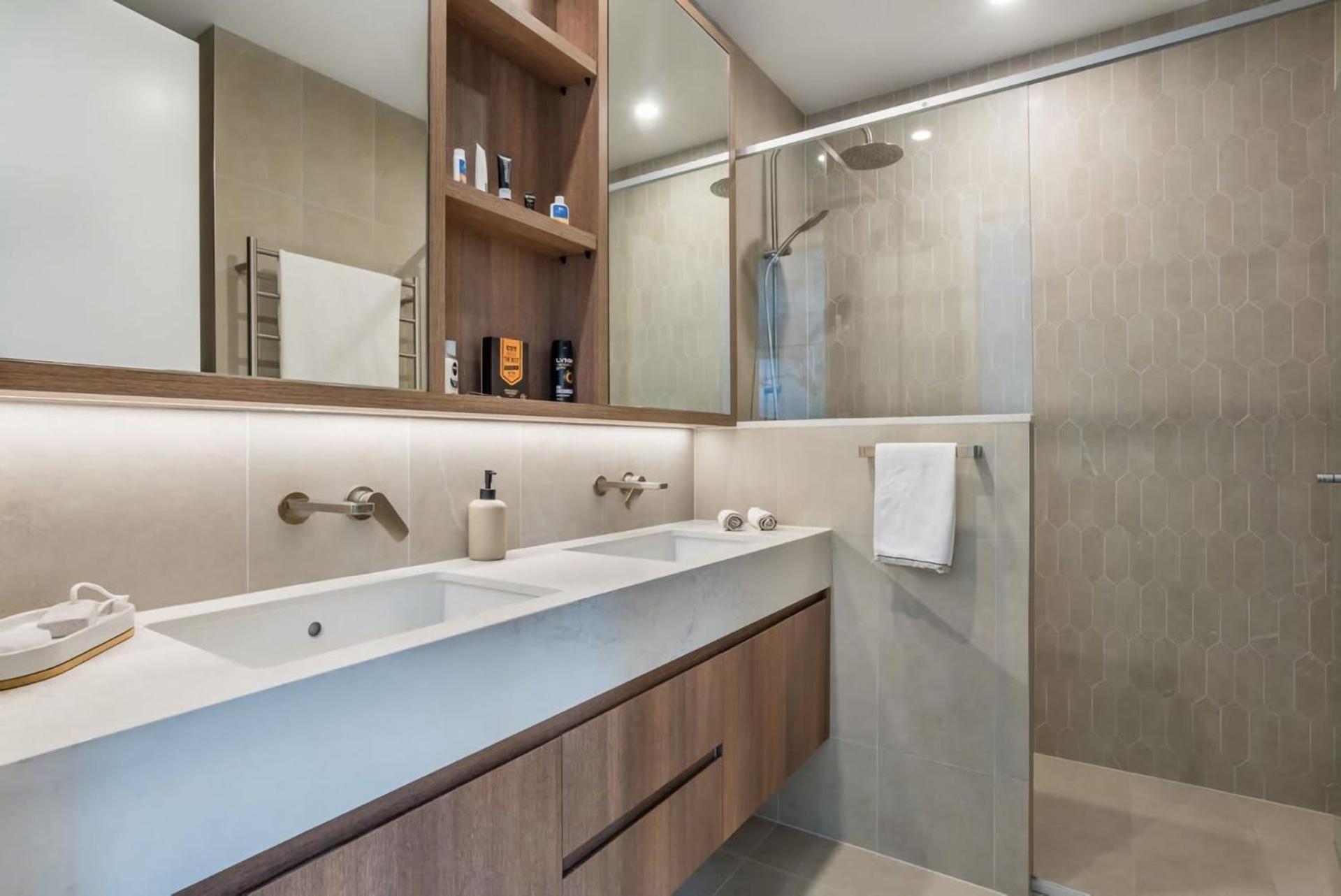 Stylish Urban Escape Modern 3br With Ac Parking Apartment Brisbane