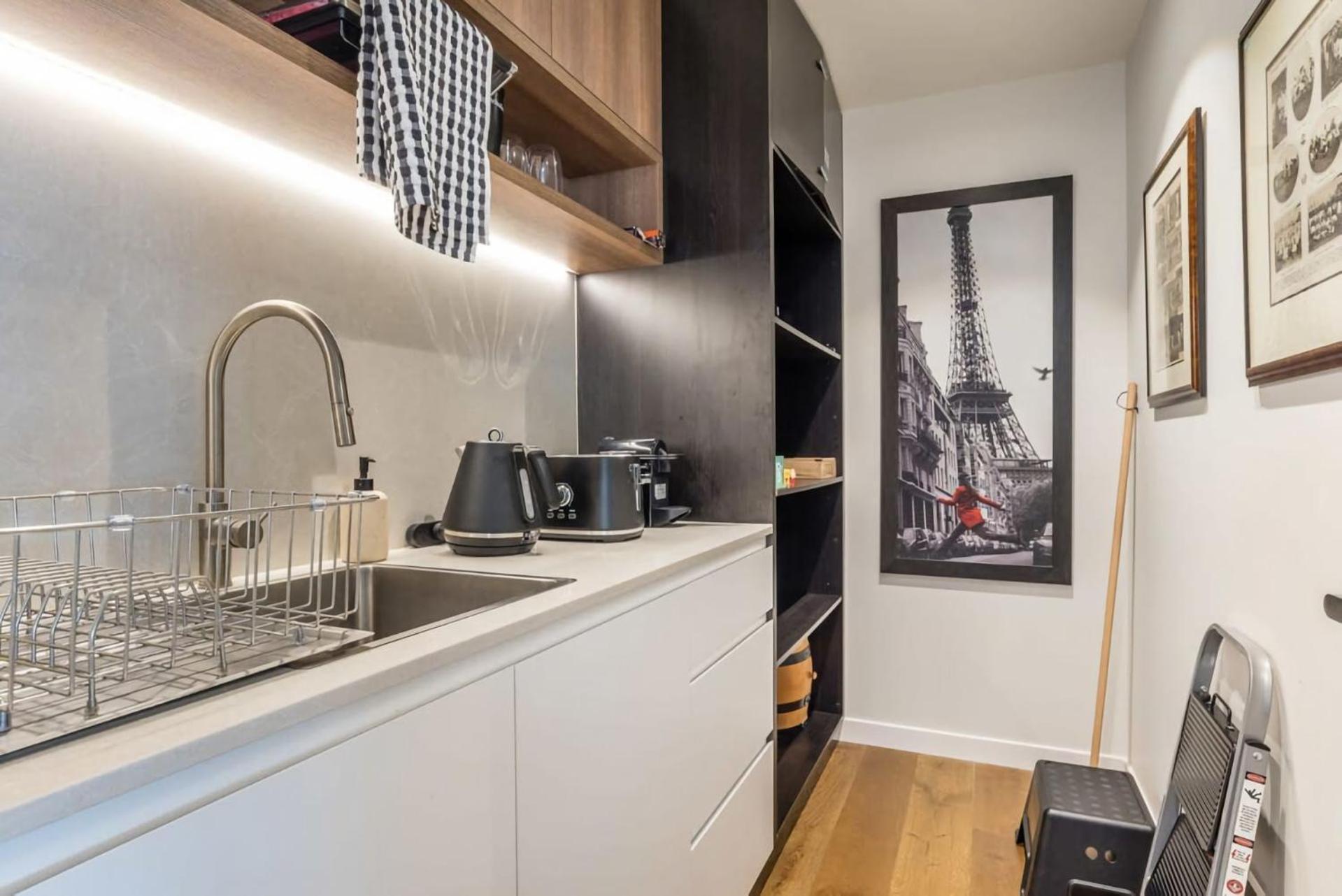 Stylish Urban Escape Modern 3br With Ac Parking Apartment Brisbane