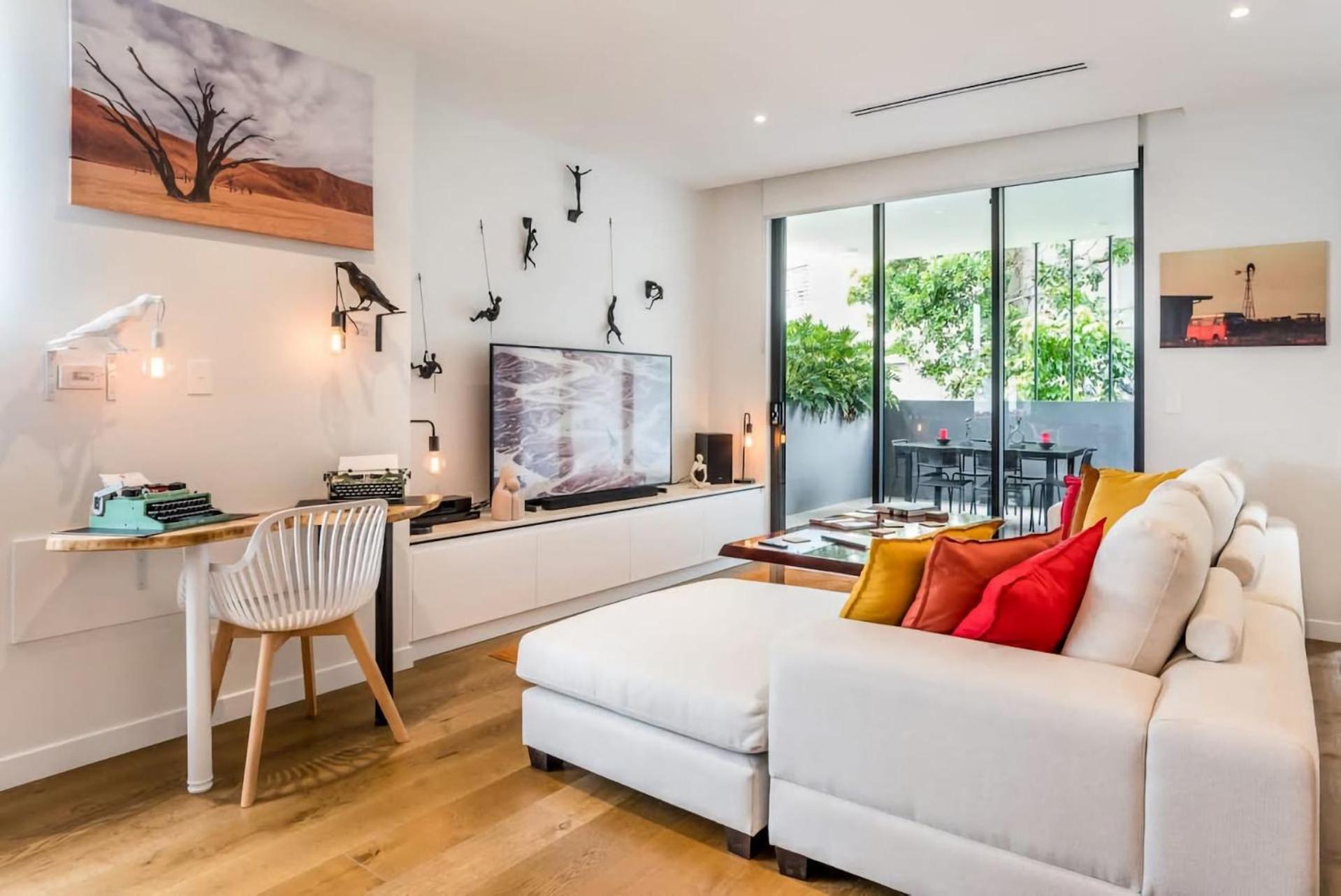 Stylish Urban Escape Modern 3br With Ac Parking Apartment