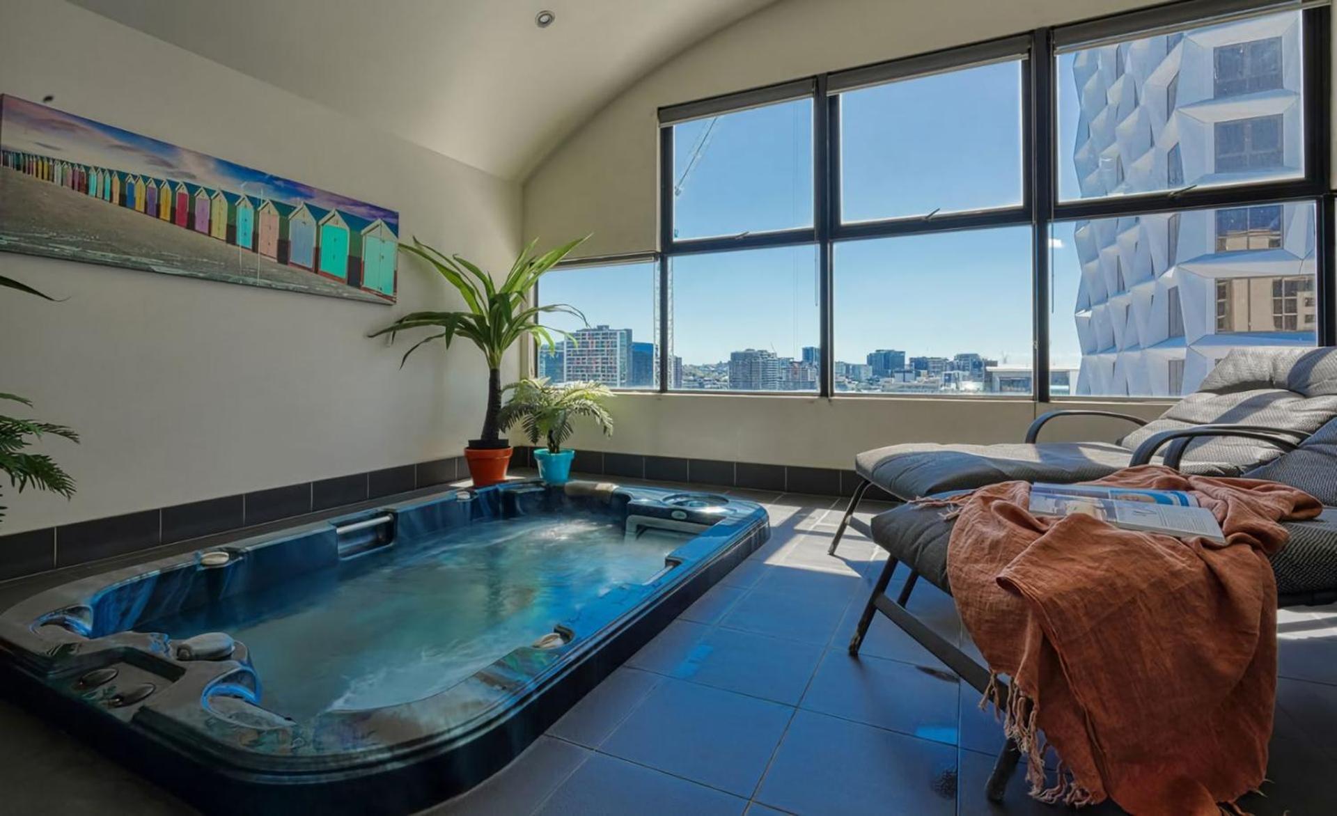 Location In Fortitude Valley Stay,rooftop Gym, & Sauna *