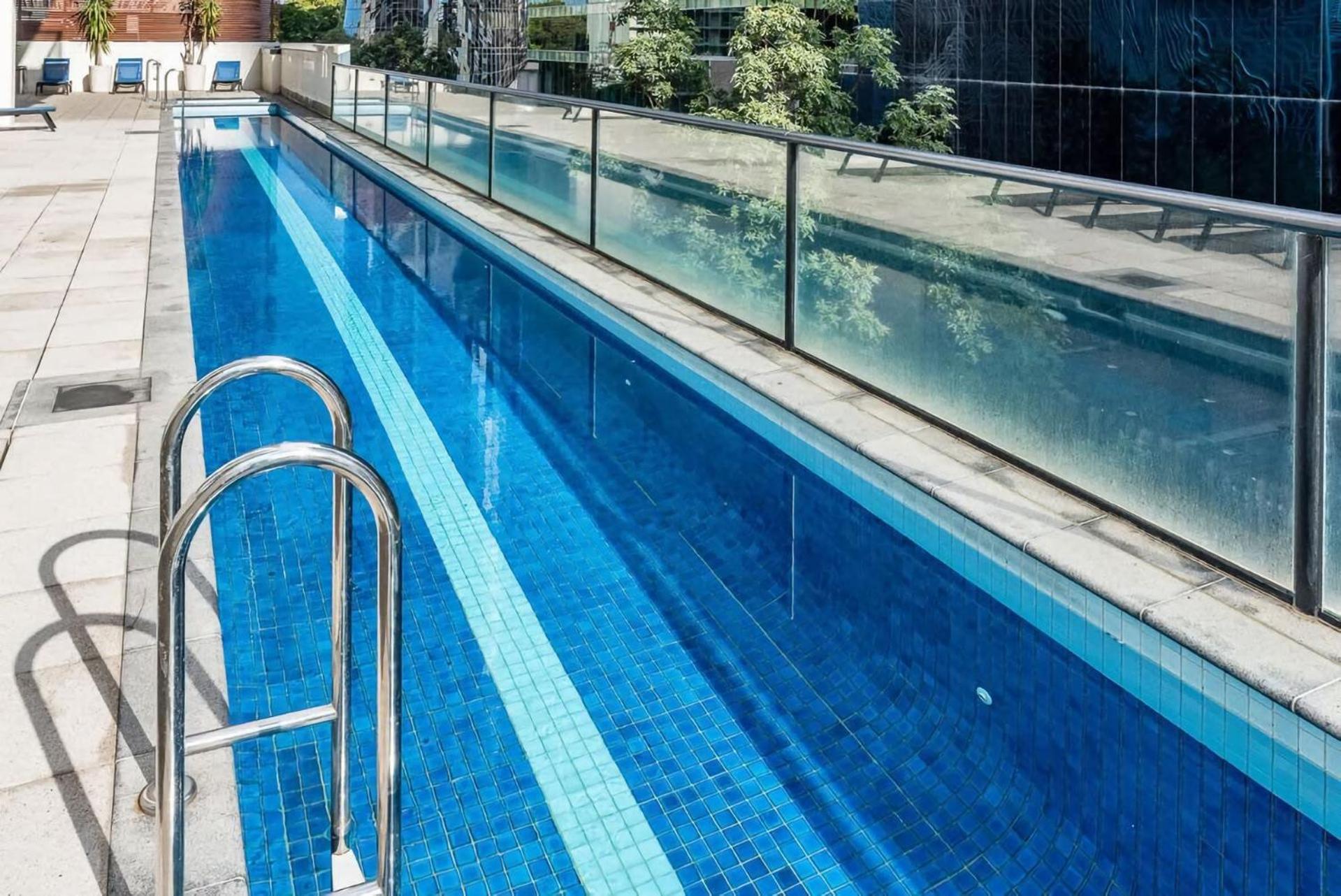 Stylish Getaway With Pool Gym Parking Apartment