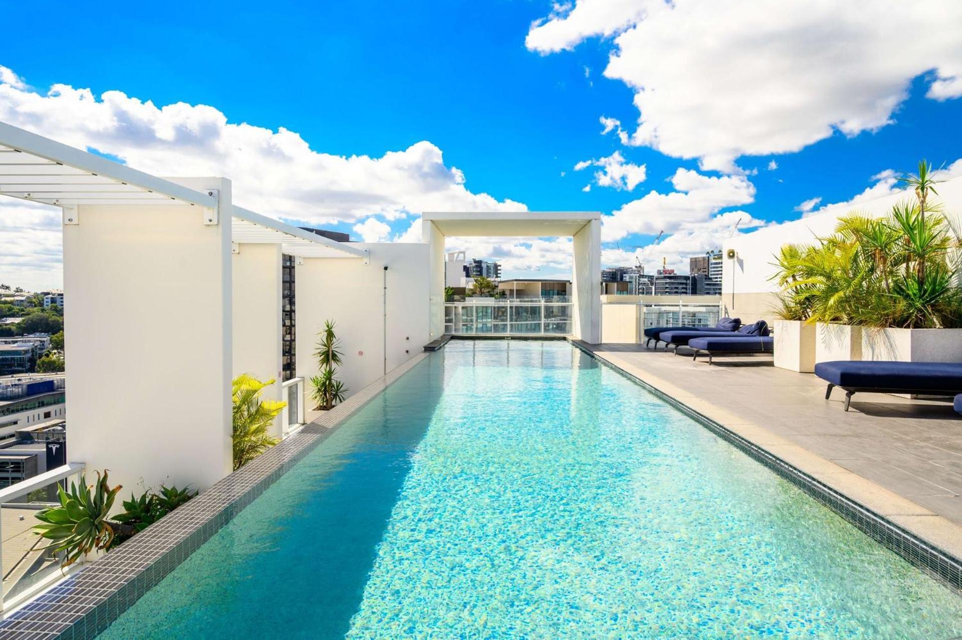 Oasis Stylish With Gym Rooftop Pool Apartment