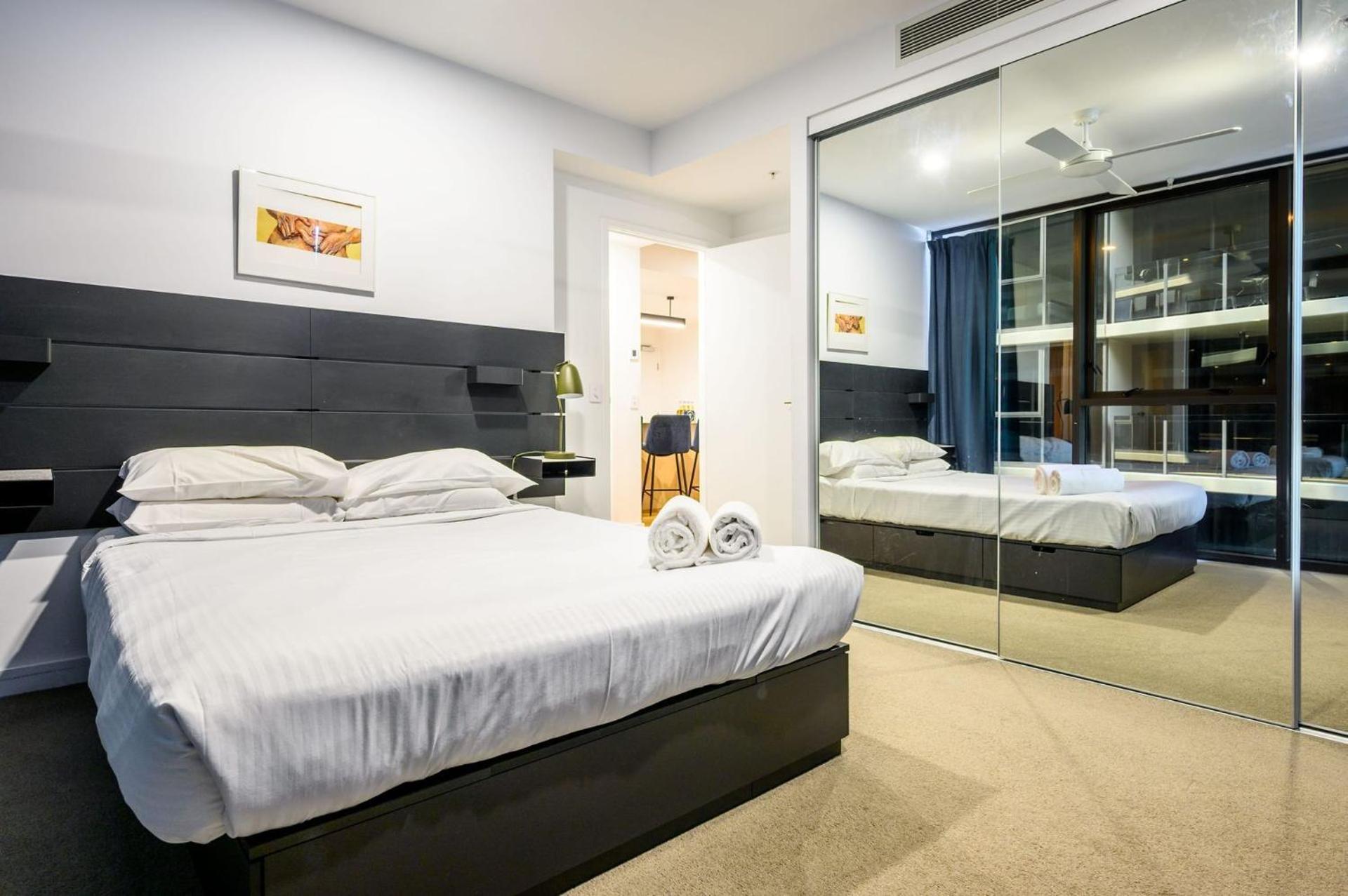 Stunning 2 Bedroom Retreat W Gym Sauna And Pool *