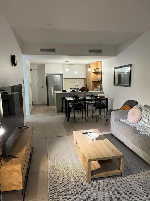 Spacious 2 Bed 2 Bathroom Unit In Heart Toowong Apartment *