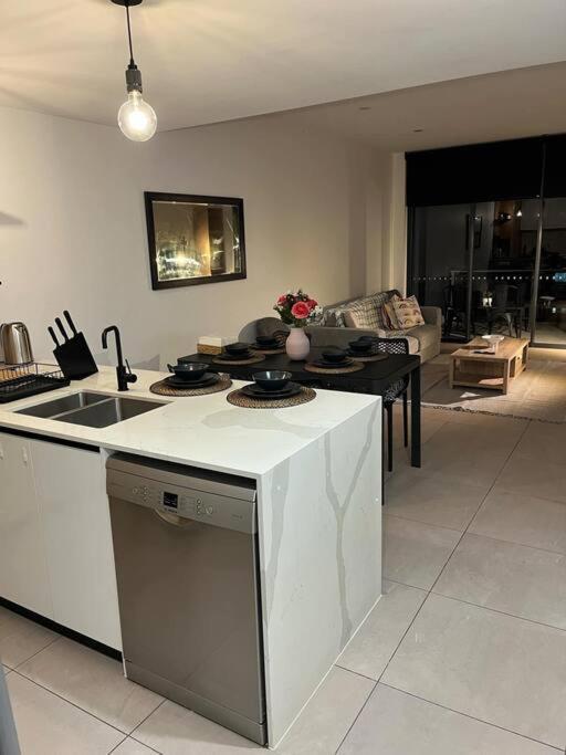 Spacious 2 Bed 2 Bathroom Unit In Heart Toowong *