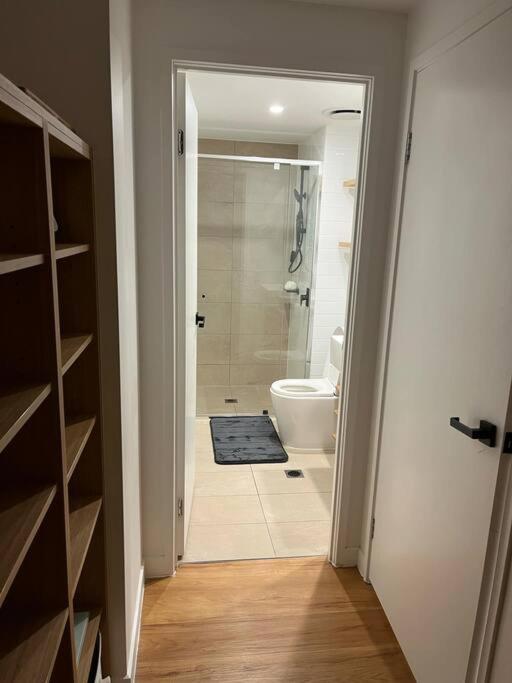 Spacious 2 Bed 2 Bathroom Unit In Heart Toowong Apartment *