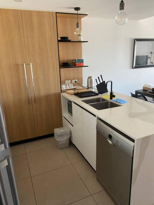 Spacious 2 Bed 2 Bathroom Unit In Heart Toowong Apartment