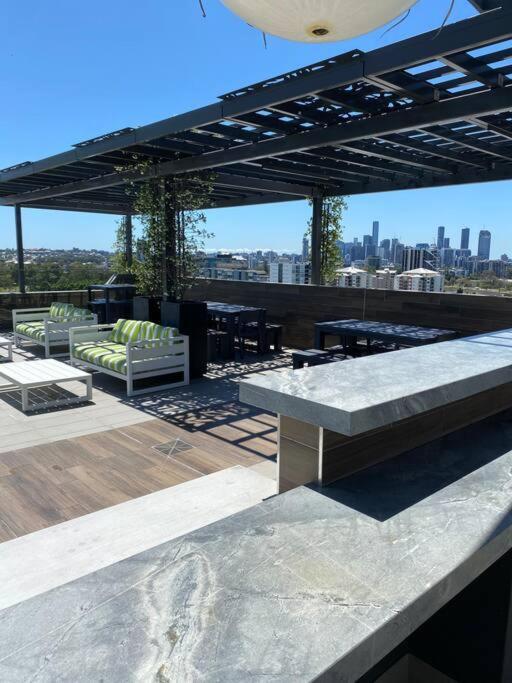 Spacious 2 Bed 2 Bathroom Unit In Heart Toowong *
