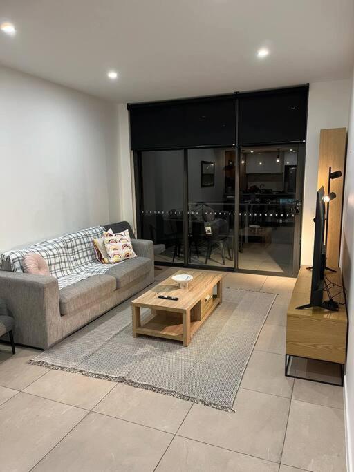 Spacious 2 Bed 2 Bathroom Unit In Heart Toowong Apartment