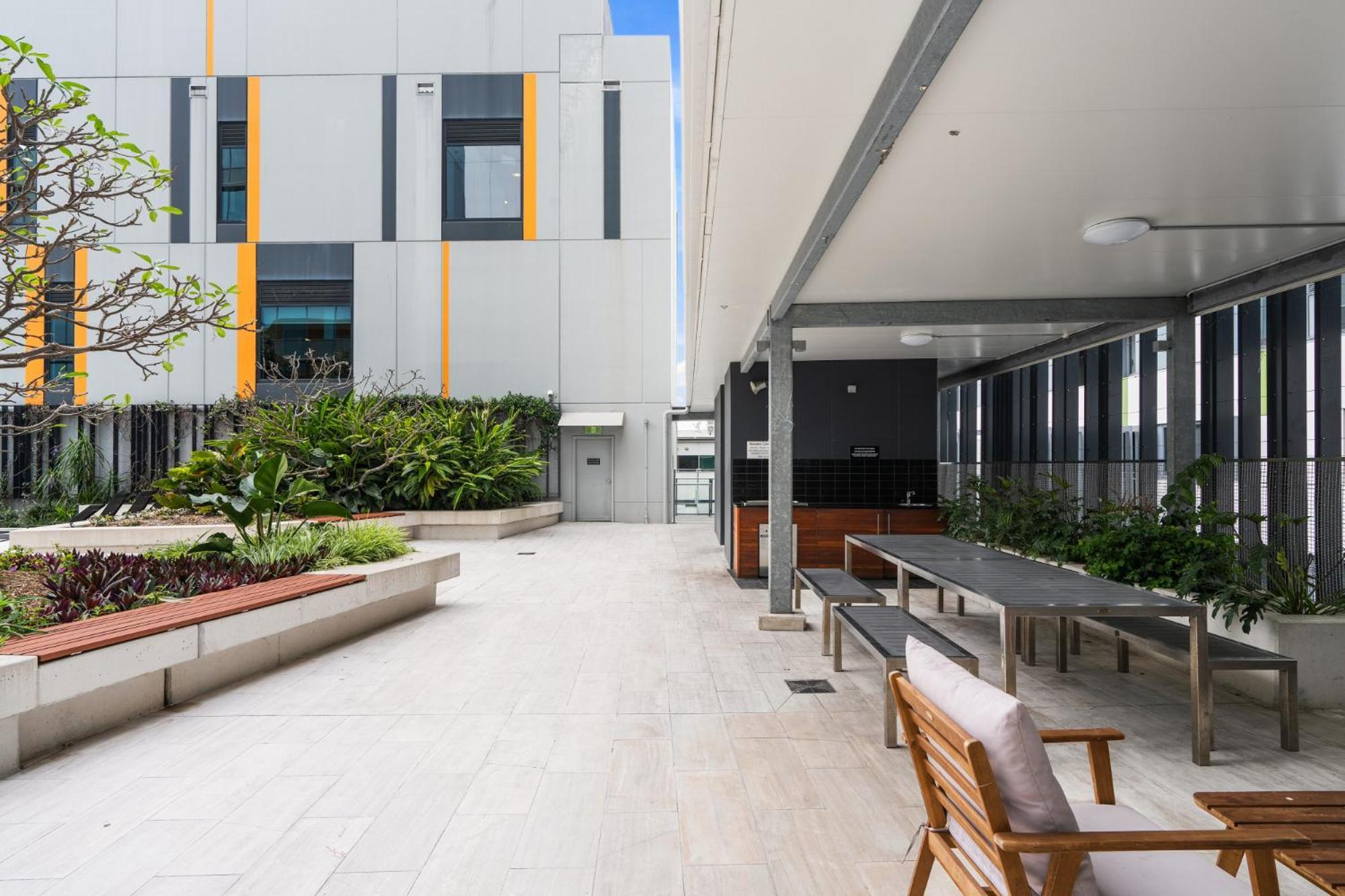 Apartment Chic Inner-city Pad: Pool Views & Alfresco Dining *