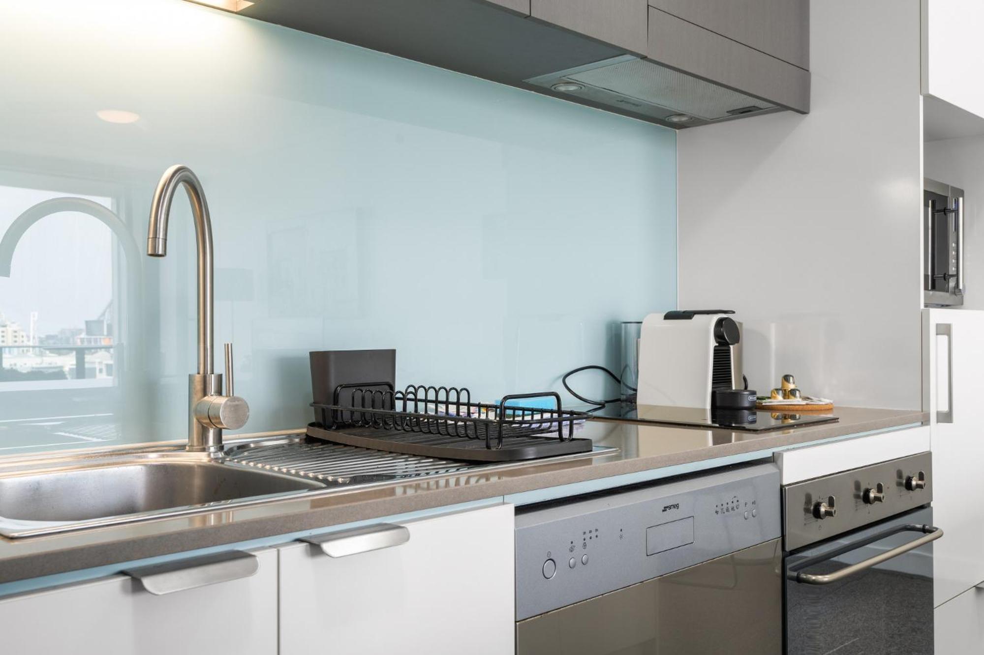 Chic Inner-city Pad: Pool Views & Alfresco Dining Apartment *