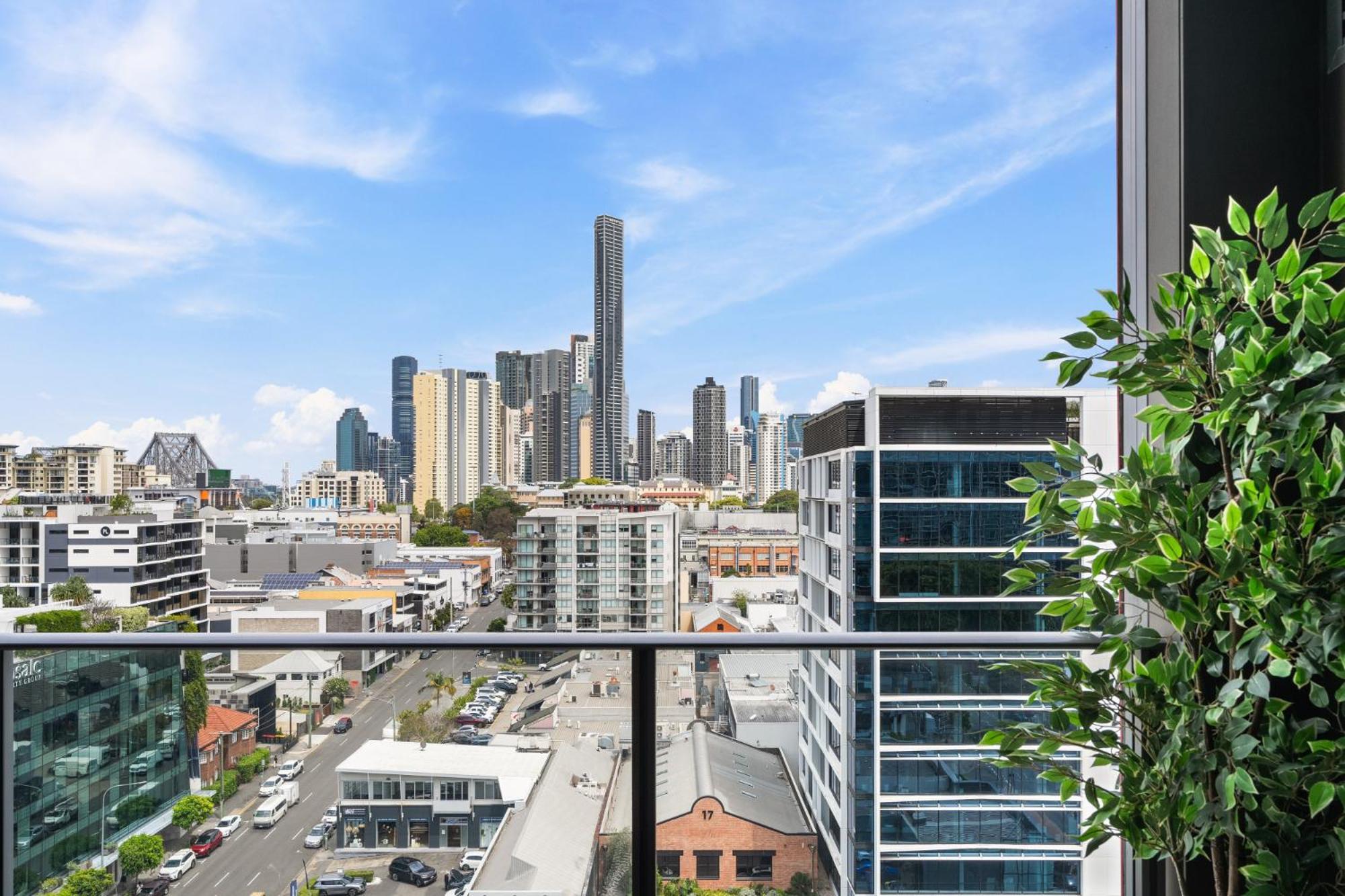 Apartment Chic Inner-city Pad: Pool Views & Alfresco Dining *