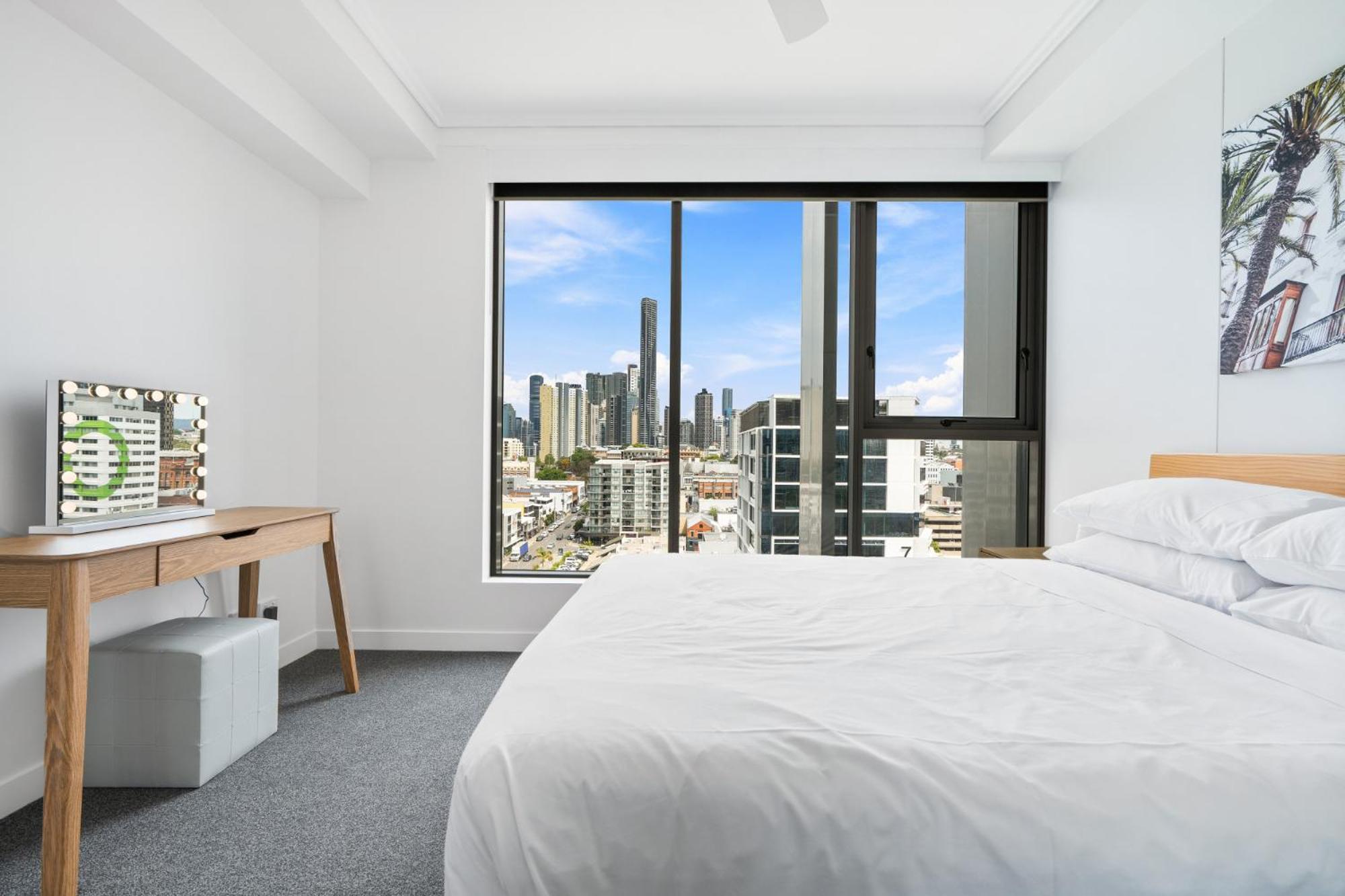 Apartment Chic Inner-city Pad: Pool Views & Alfresco Dining Brisbane