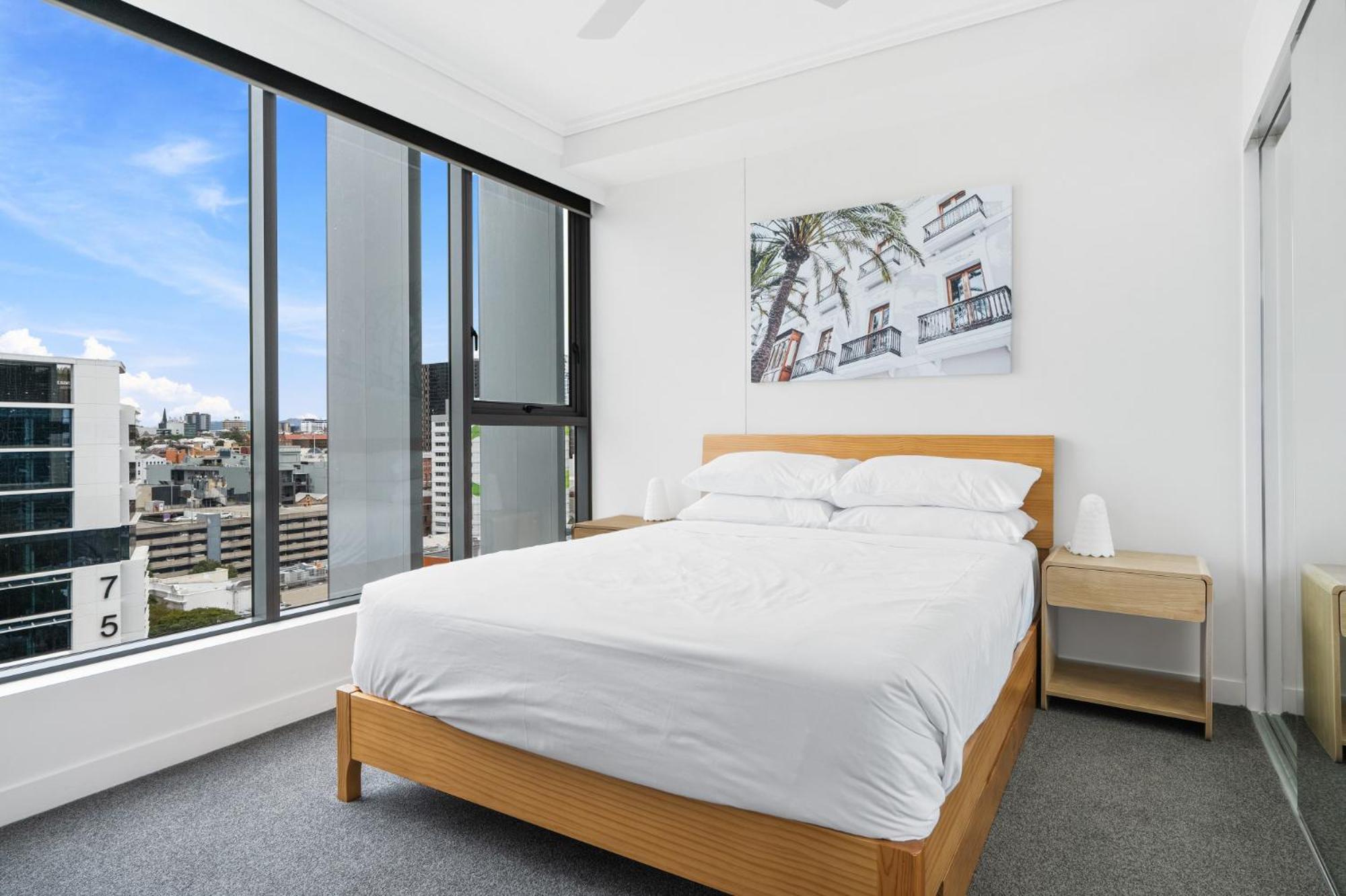 Chic Inner-city Pad: Pool Views & Alfresco Dining Brisbane