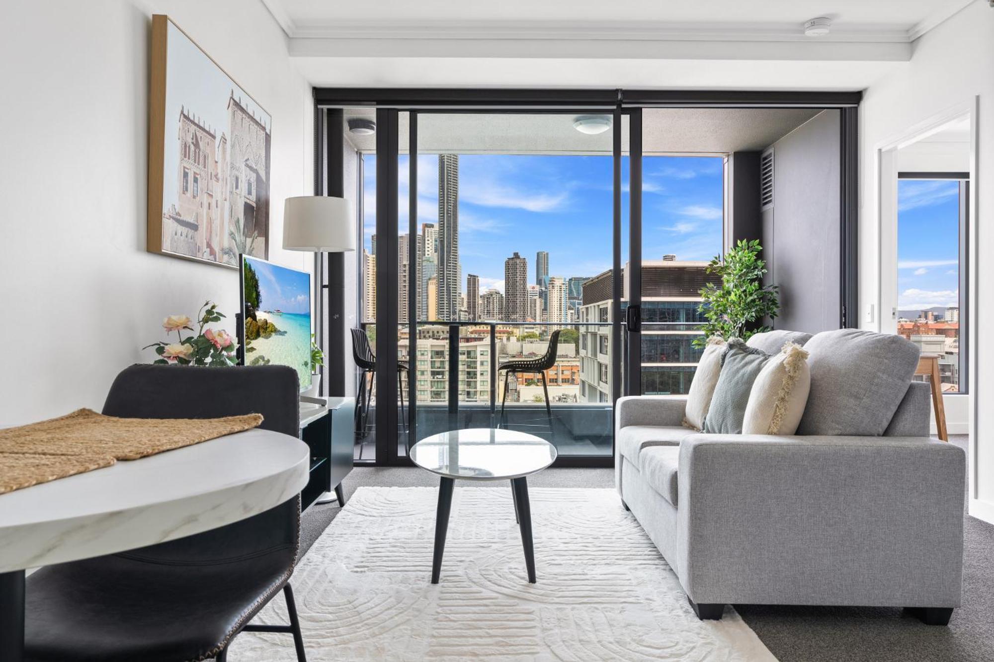 Apartment Chic Inner-city Pad: Pool Views & Alfresco Dining