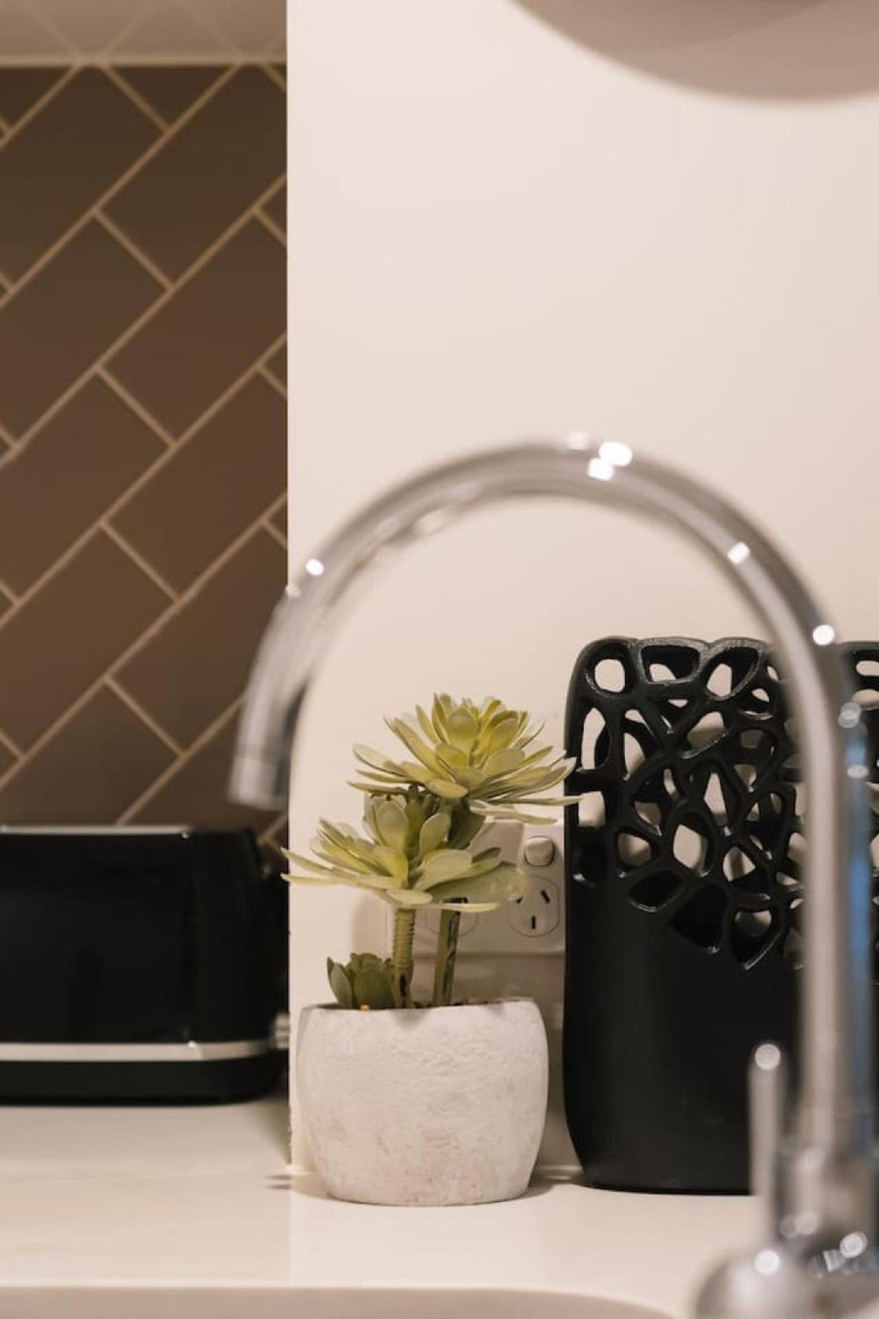 Modern 2b2b Only 10mins To Airport N Southbank Apartment *