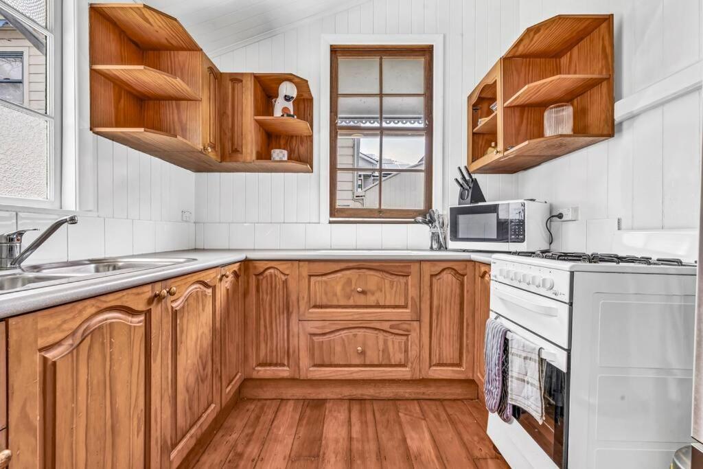 Gabba 2 Separate Homes 1 Block 6 Bdrms