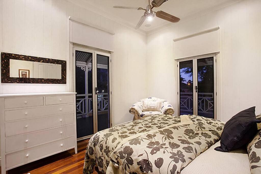 Lambert House, Luxury, Sleeps 15 * Brisbane