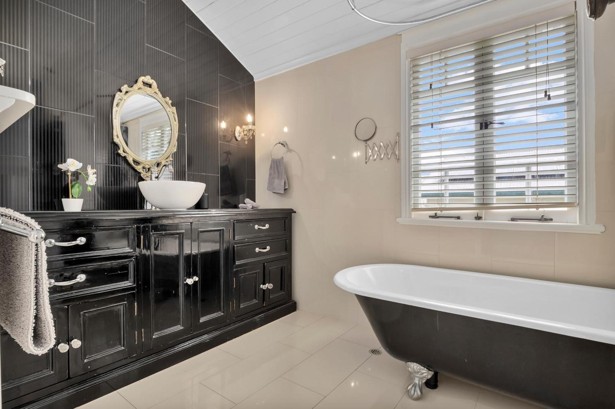 Holiday home Cedar Street Upper 3br2bath Pets Brisbane
