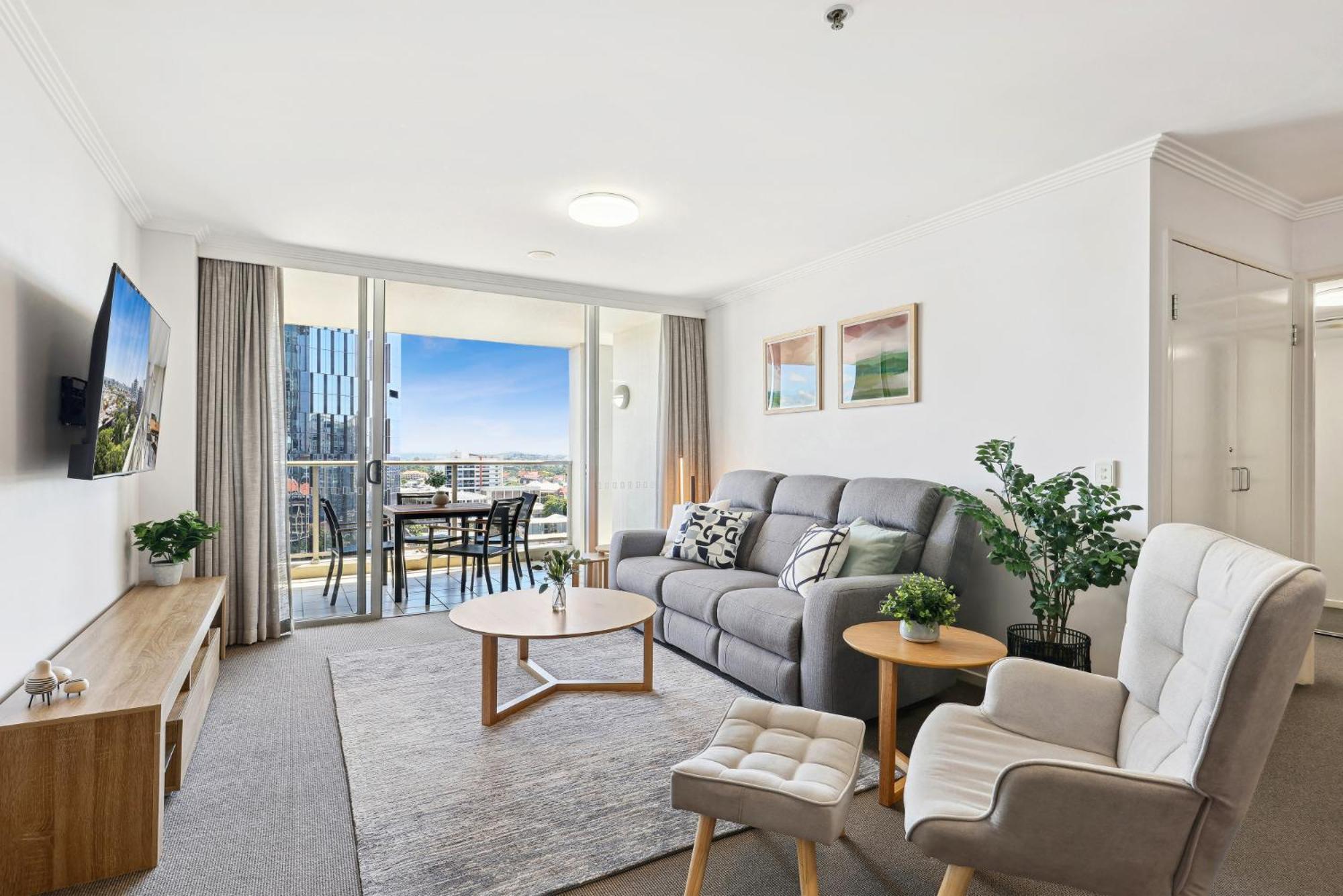 Apartment 2-bed Abode With Swimming Pool Gym & Views