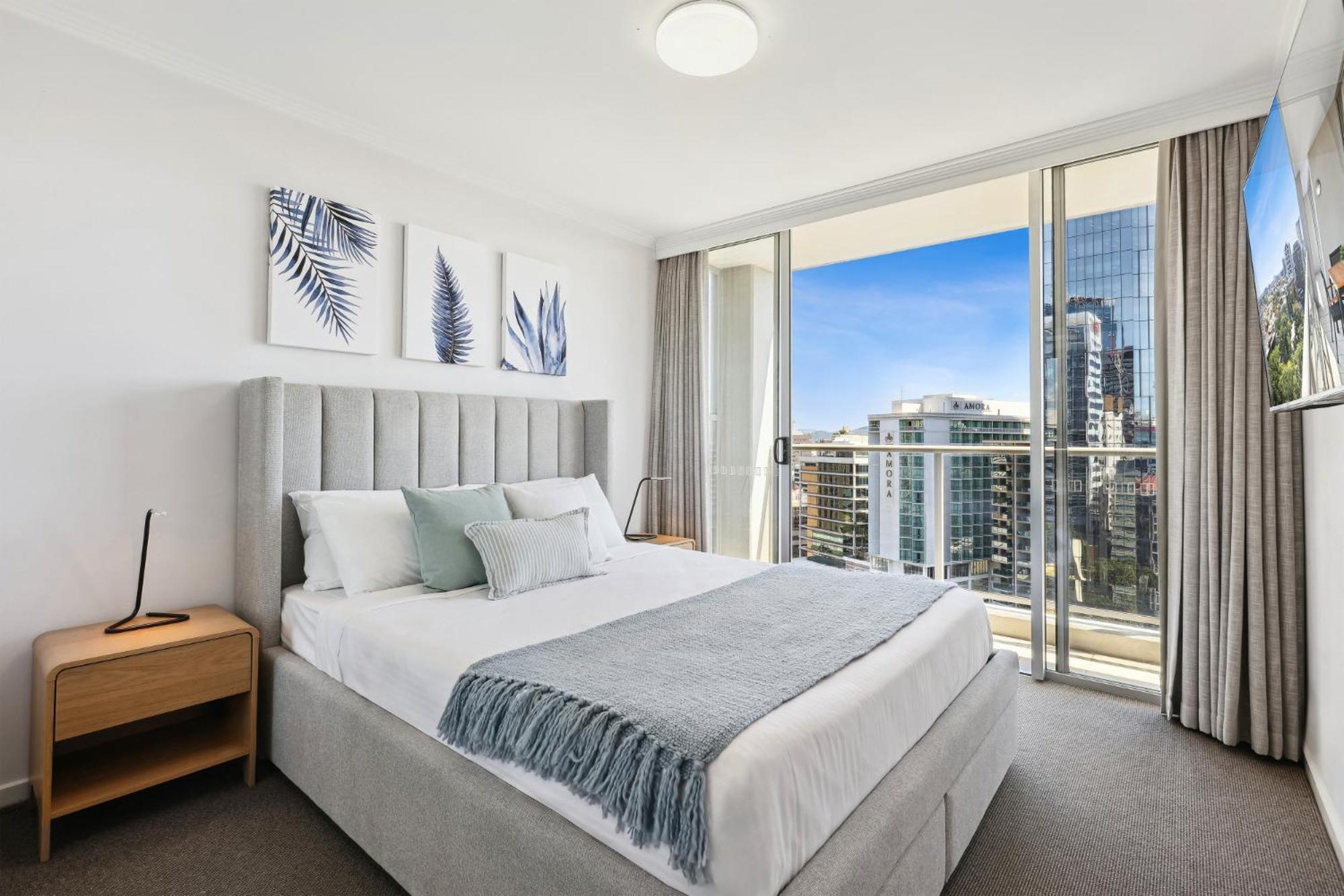 Apartment 2-bed Abode With Swimming Pool Gym & Views