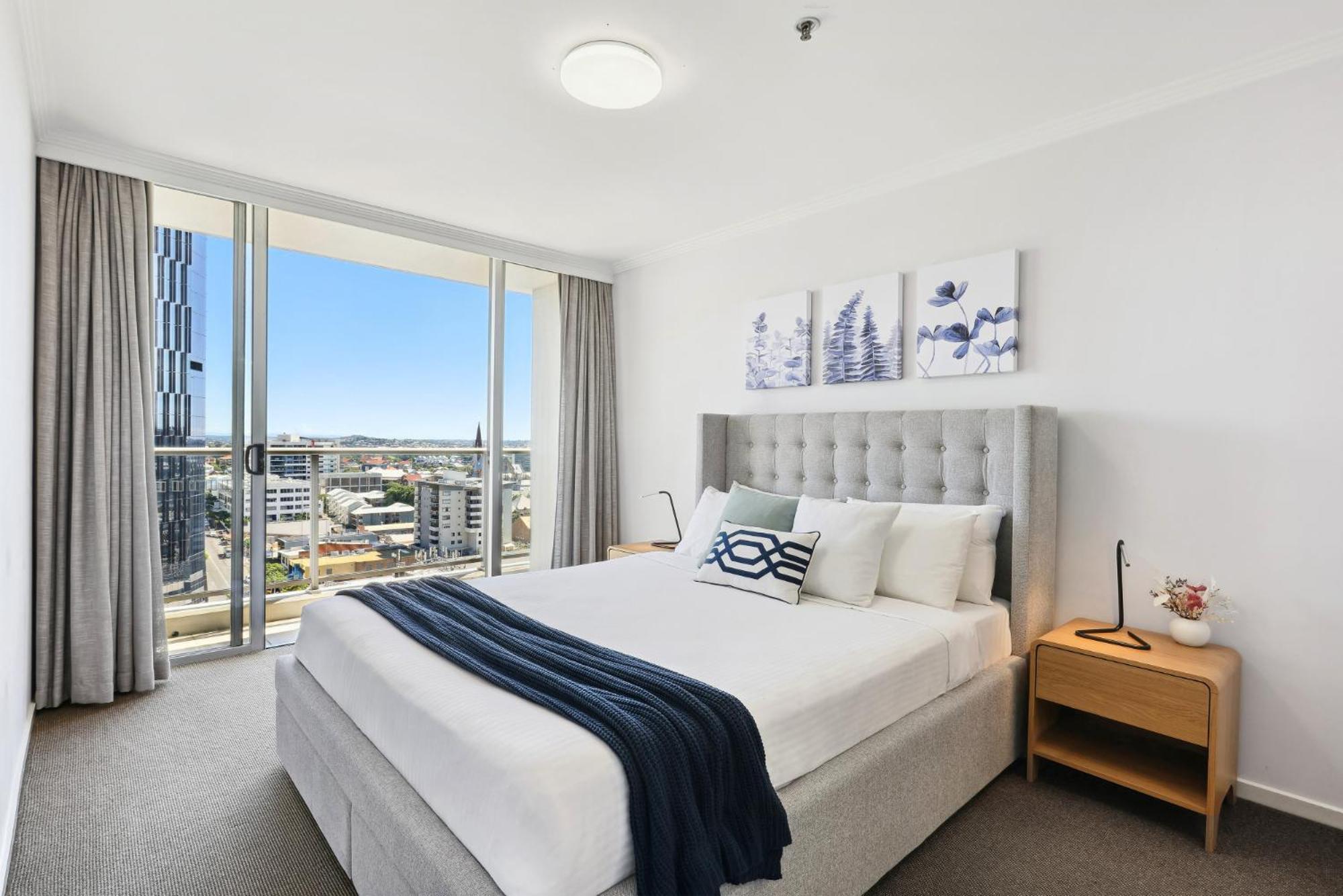 2-bed Abode With Swimming Pool Gym & Views