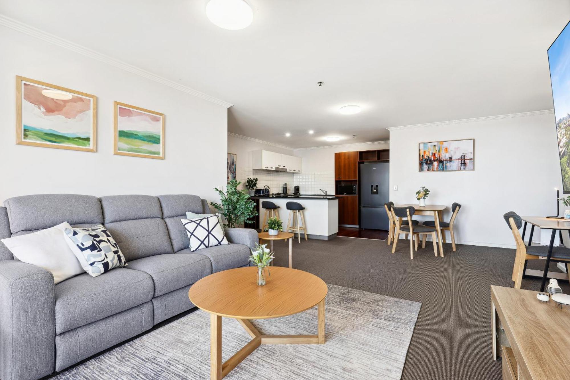 2-bed Abode With Swimming Pool Gym & Views