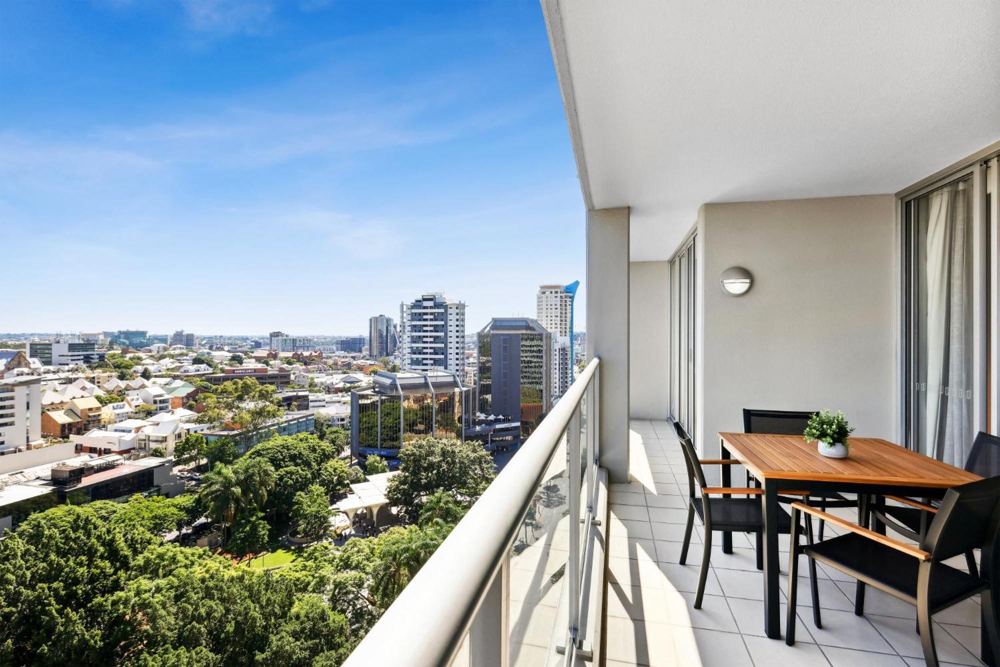 2-bed Abode With Swimming Pool Gym & Views Apartment *