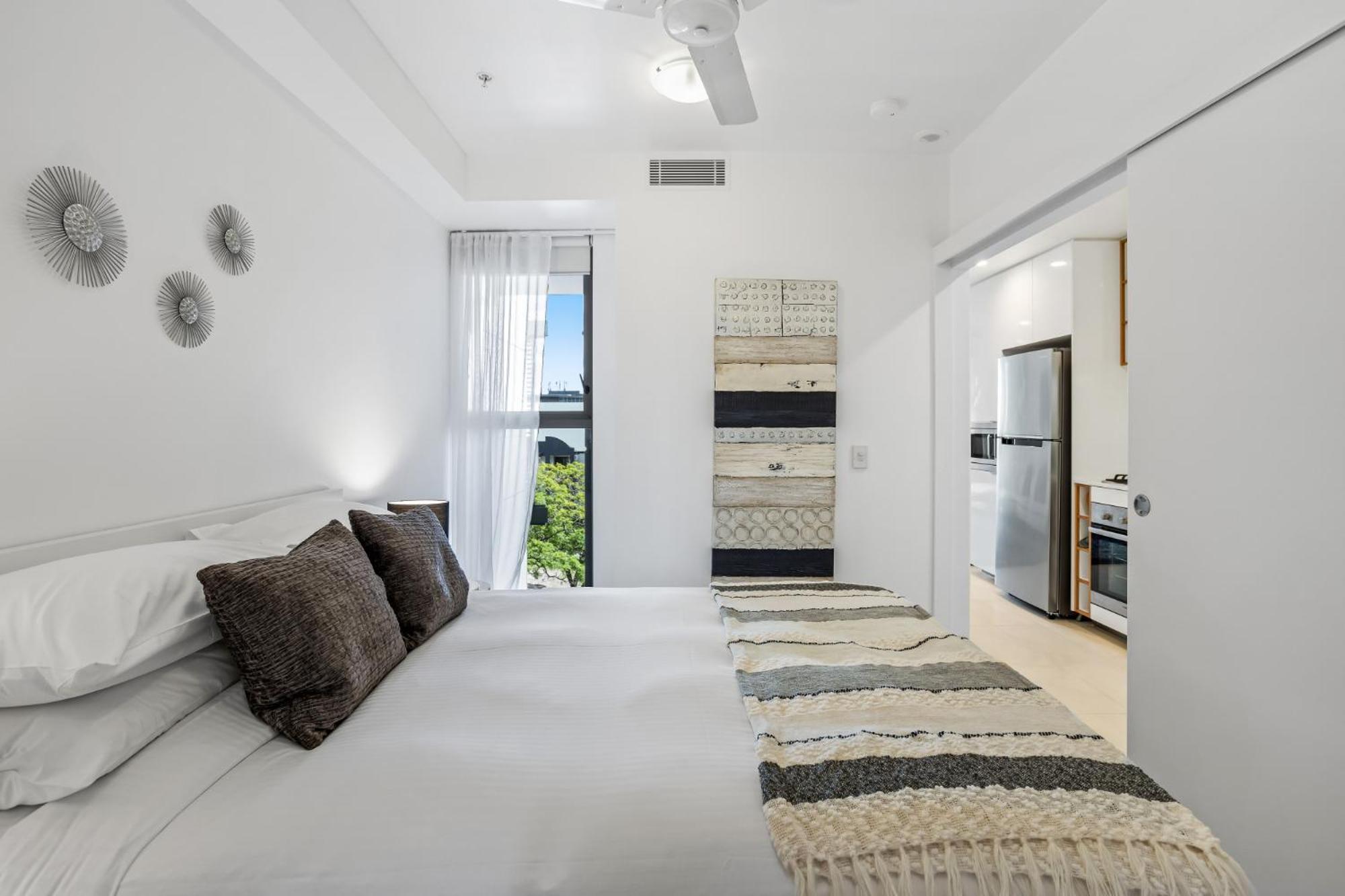 Apartment Stellar Location With Parking Pool & Gym Access Brisbane