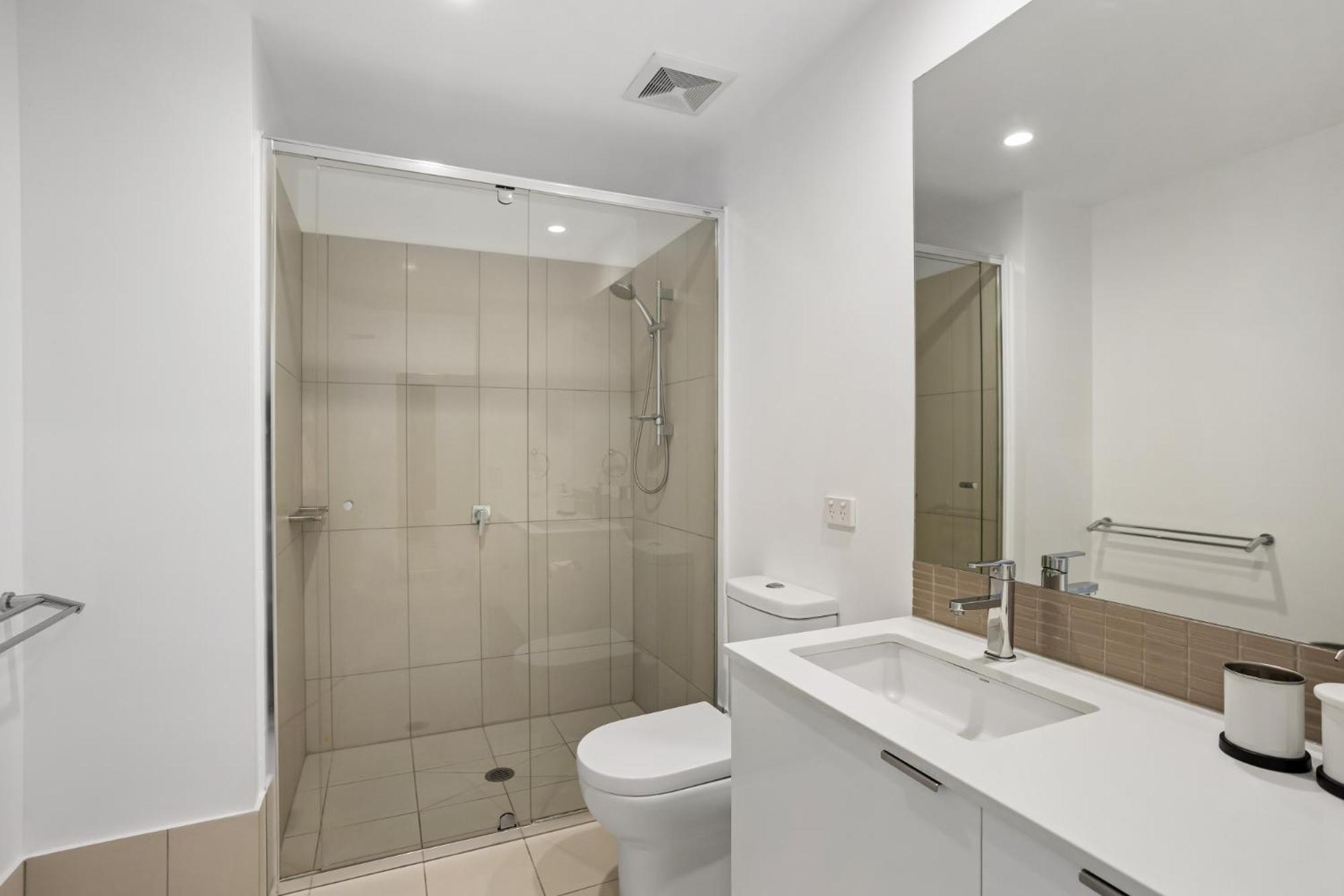 Stellar Location With Parking Pool & Gym Access * Brisbane