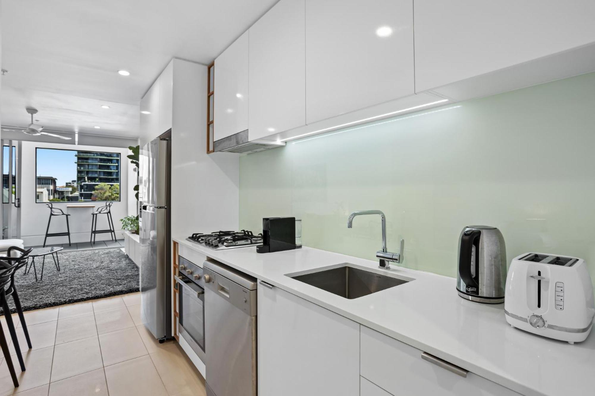 Stellar Location With Parking Pool & Gym Access Brisbane
