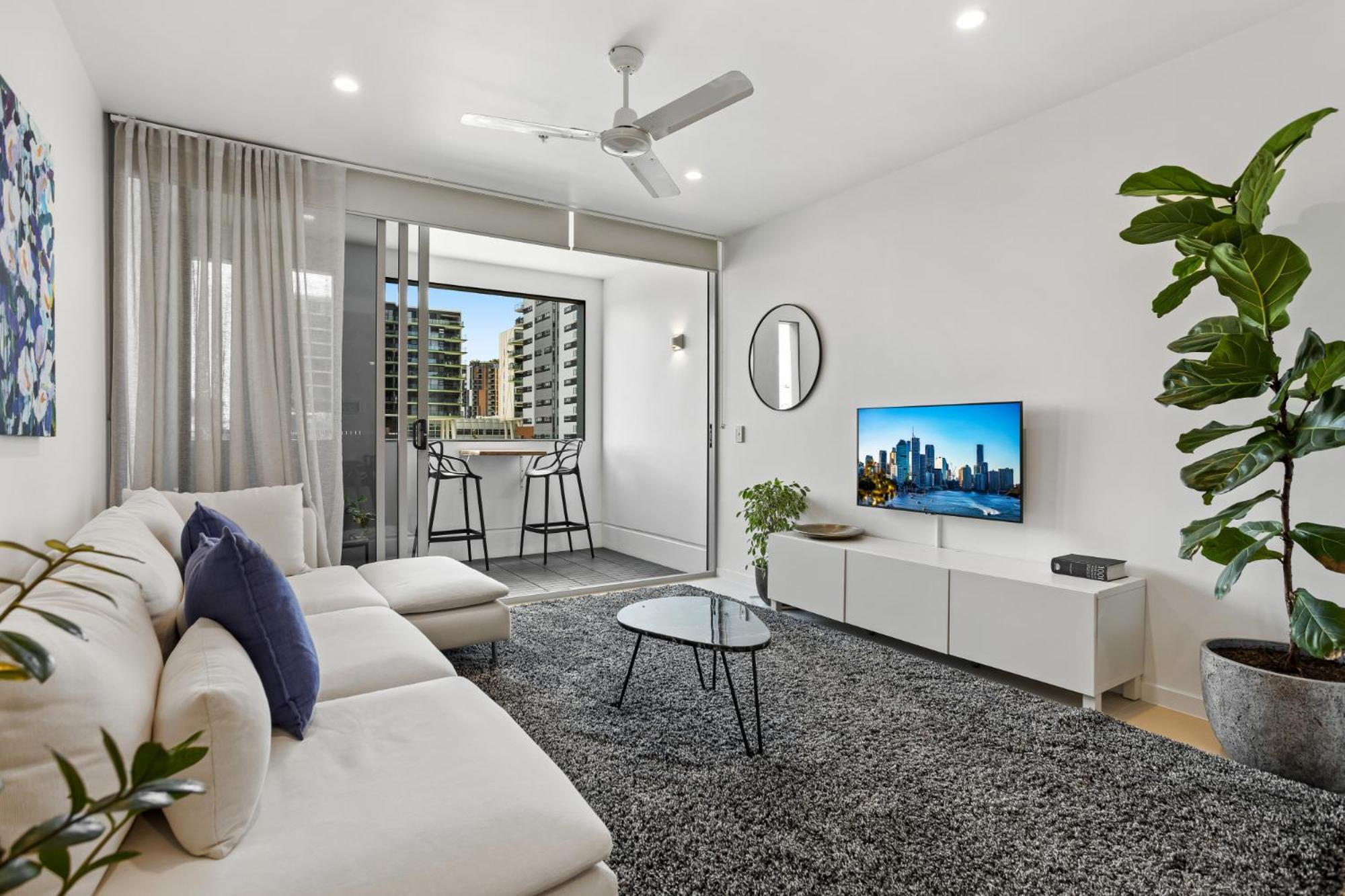 Stellar Location With Parking Pool & Gym Access