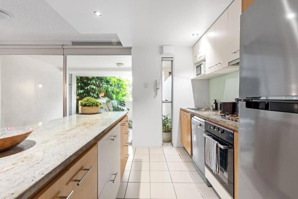 Hustle And Bustle 2bed 1bath 1car Pool Teneriffe Brisbane