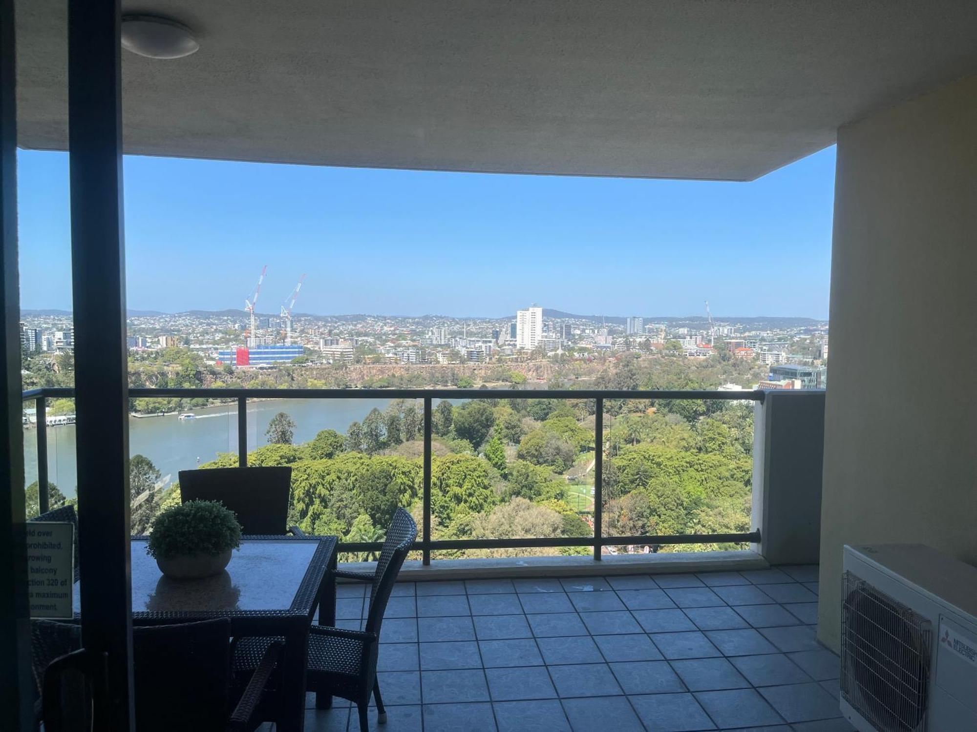 Urban Cbd Elegance With River&botanic Garden Views