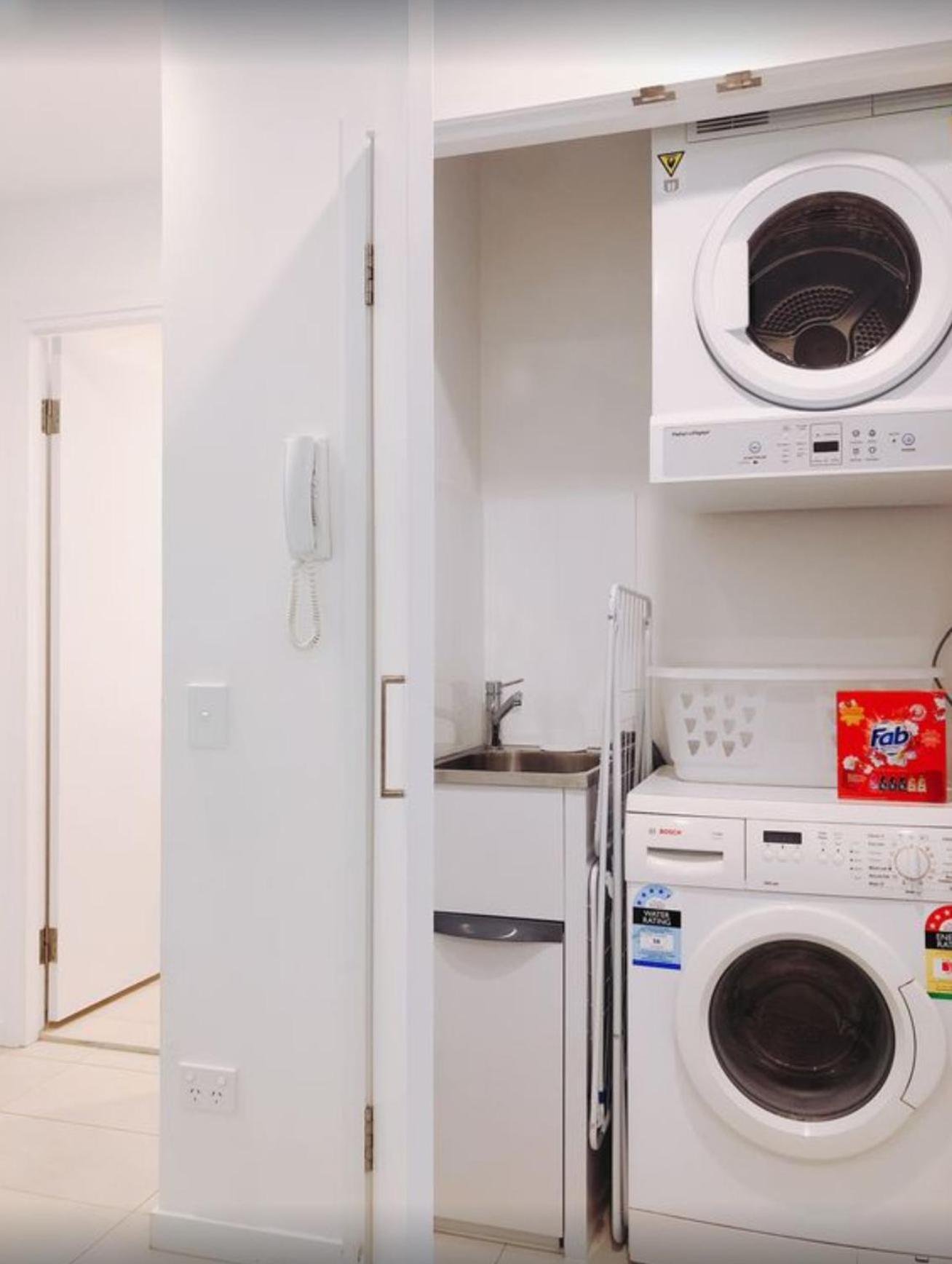 Modern 5-guest Pool Retreat For Family & Business Apartment