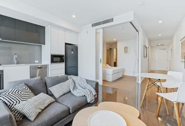 Spacious One-bedroom In South Apartment Brisbane