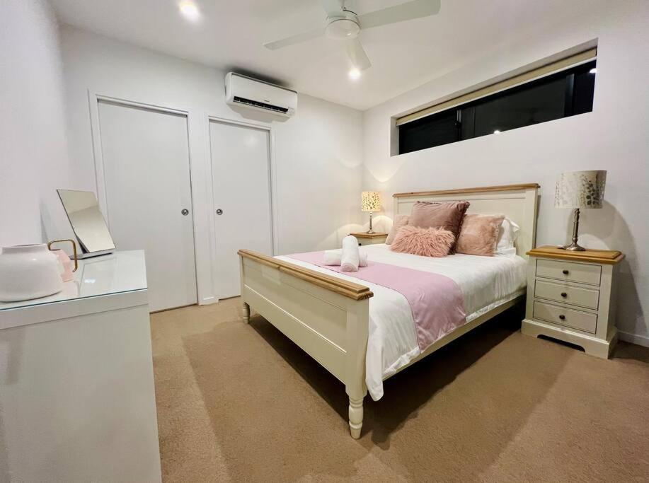 Modern Comfort Near Westfield
