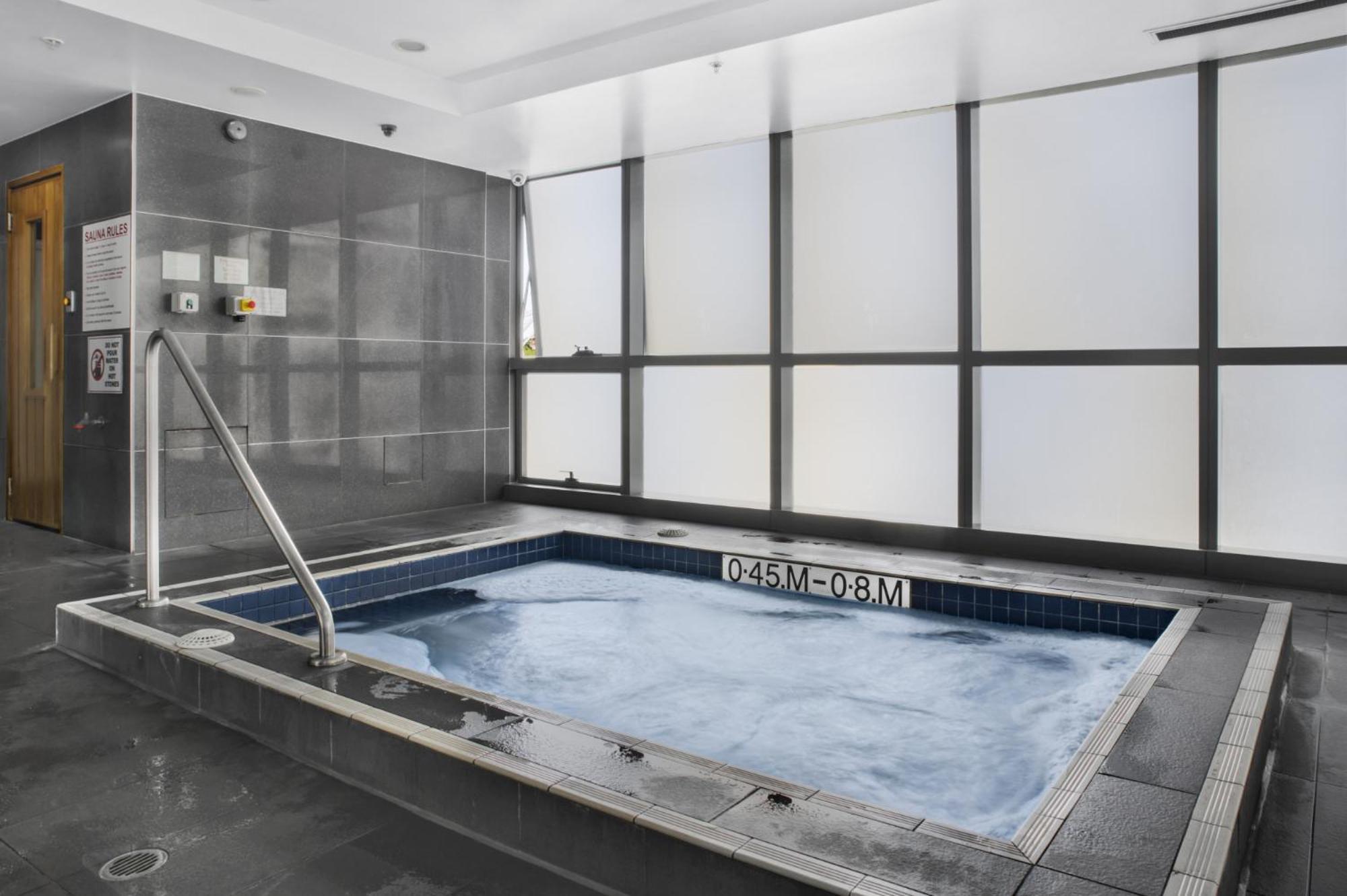 Cosy 1-bed With 41st Floor Views Pool & Gym Apartment *
