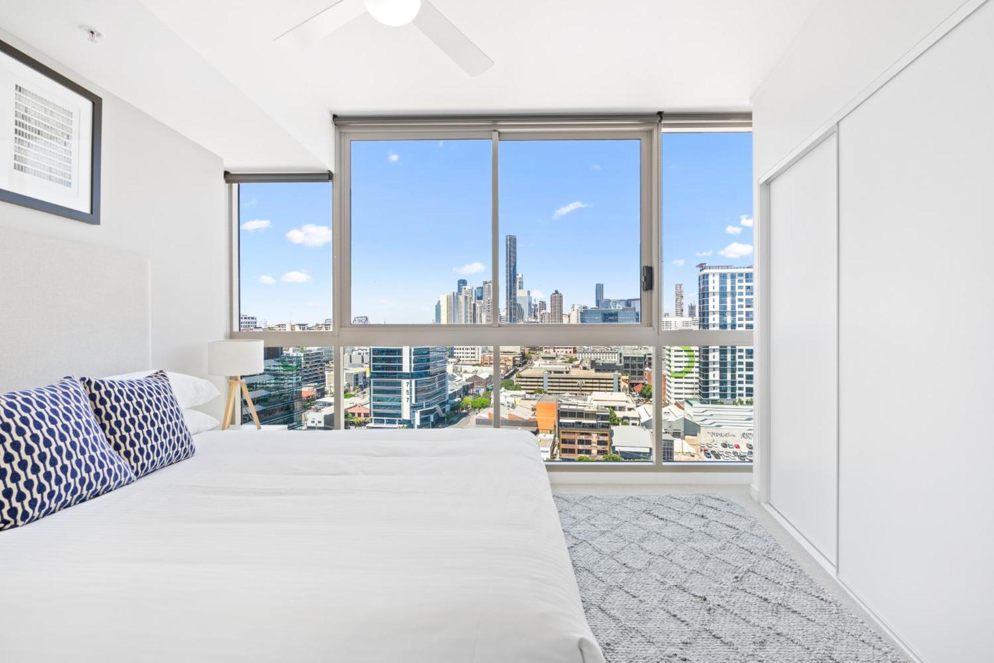 Elegant 2-bed With Rooftop Dining & Fabulous Views